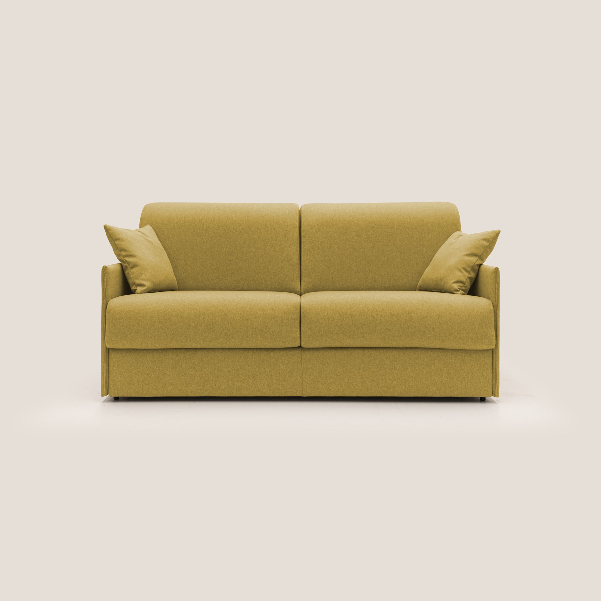 Il divano letto Evans di Divani.Store, in tessuto impermeabile giallo senape, presenta un design minimalista con due grandi cuscini di seduta e cuscini di schienale. Include cuscini coordinati, il tutto su uno sfondo beige chiaro. Questo divano vanta una struttura a forma di scatola da 169 cm con braccioli sottili, che combinano stile e funzionalità.