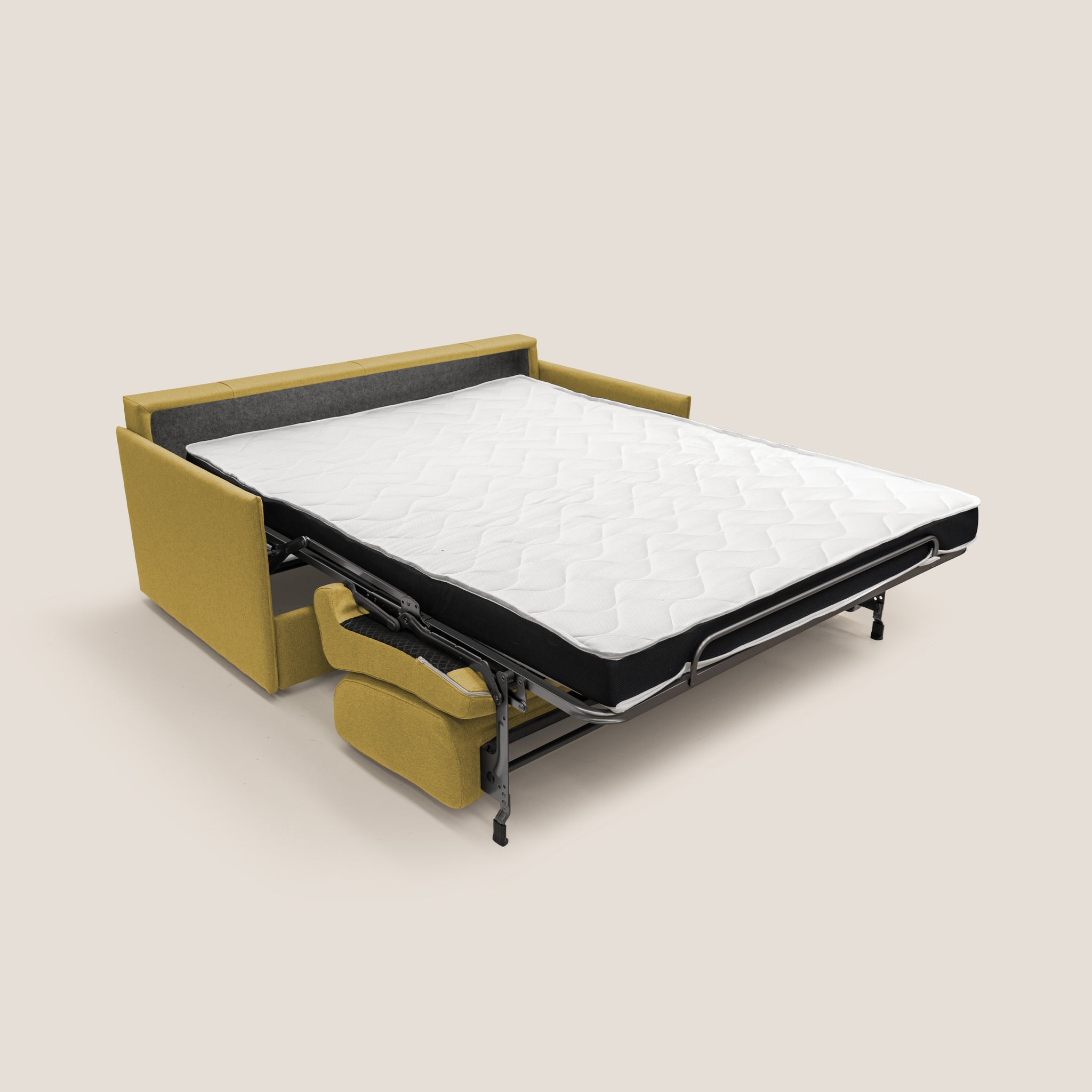 Un Divano letto Evans giallo senape di Divani.Store è completamente esteso con un materasso bianco sopra. I braccioli sono visibili e lo schienale è ripiegato per sostenere il materasso. Questo pezzo elegante e impermeabile è posizionato su un pavimento grigio chiaro su uno sfondo neutro.