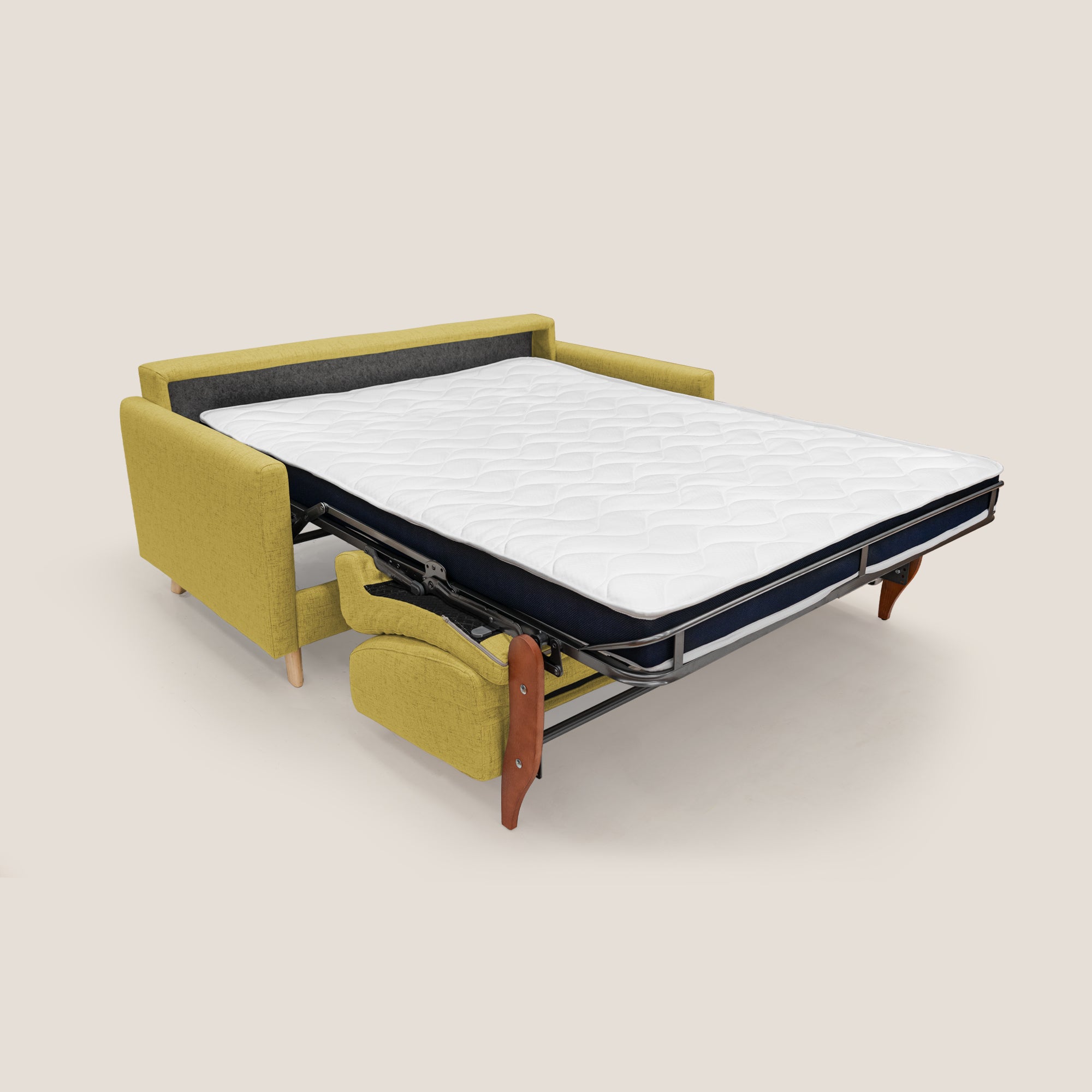 Un divano letto Edgar da 180 cm in tessuto impermeabile T03 GIALLO, di Divani.Store, è esposto su uno sfondo semplice. Realizzato in Italia, il divano è dispiegato per mostrare un materasso bianco trapuntato su una struttura in metallo. Il design vanta modernità con gambe in legno e linee pulite.