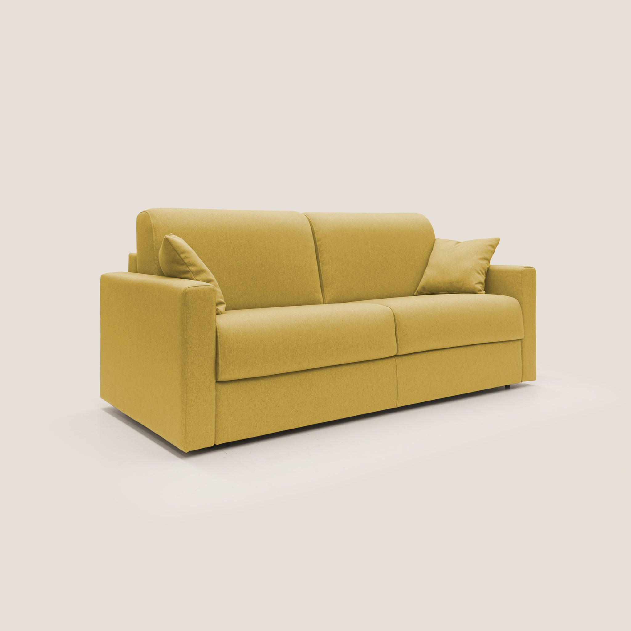 Un moderno Chris Divano letto 206 cm (mat. 160x197 cm) in tessuto impermeabile T13 colore GIALLO di Divani.Store è esposto su uno sfondo semplice e chiaro. Include due cuscini di seduta, uno schienale dritto e due cuscini quadrati abbinati. Progettato per rilassarsi con stile, questo pezzo minimalista mette in risalto linee pulite e un colore solido e vibrante.