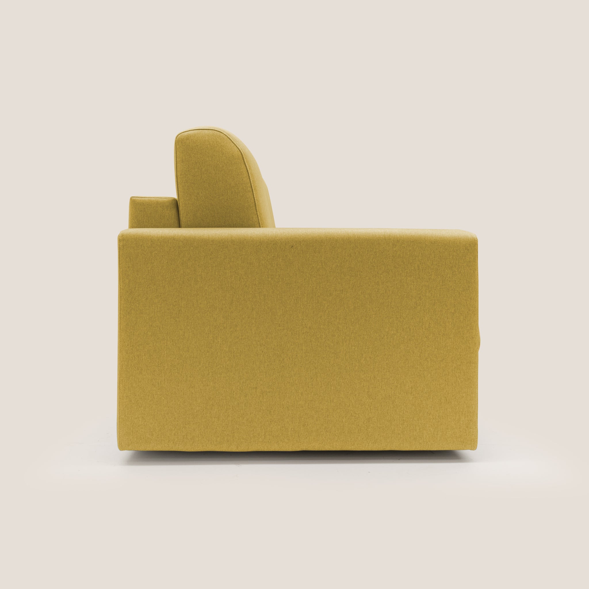 Vista laterale del Chris Divano letto di Divani.Store, che mostra un design moderno e minimalista giallo su uno sfondo semplice e chiaro. Il divano a poltrona ha una silhouette squadrata con uno schienale alto e uno spesso cuscino di seduta realizzato in poliuretano espanso. Il suo liscio tessuto impermeabile T13 assicura comfort con stile con il suo aspetto semplice ma elegante.