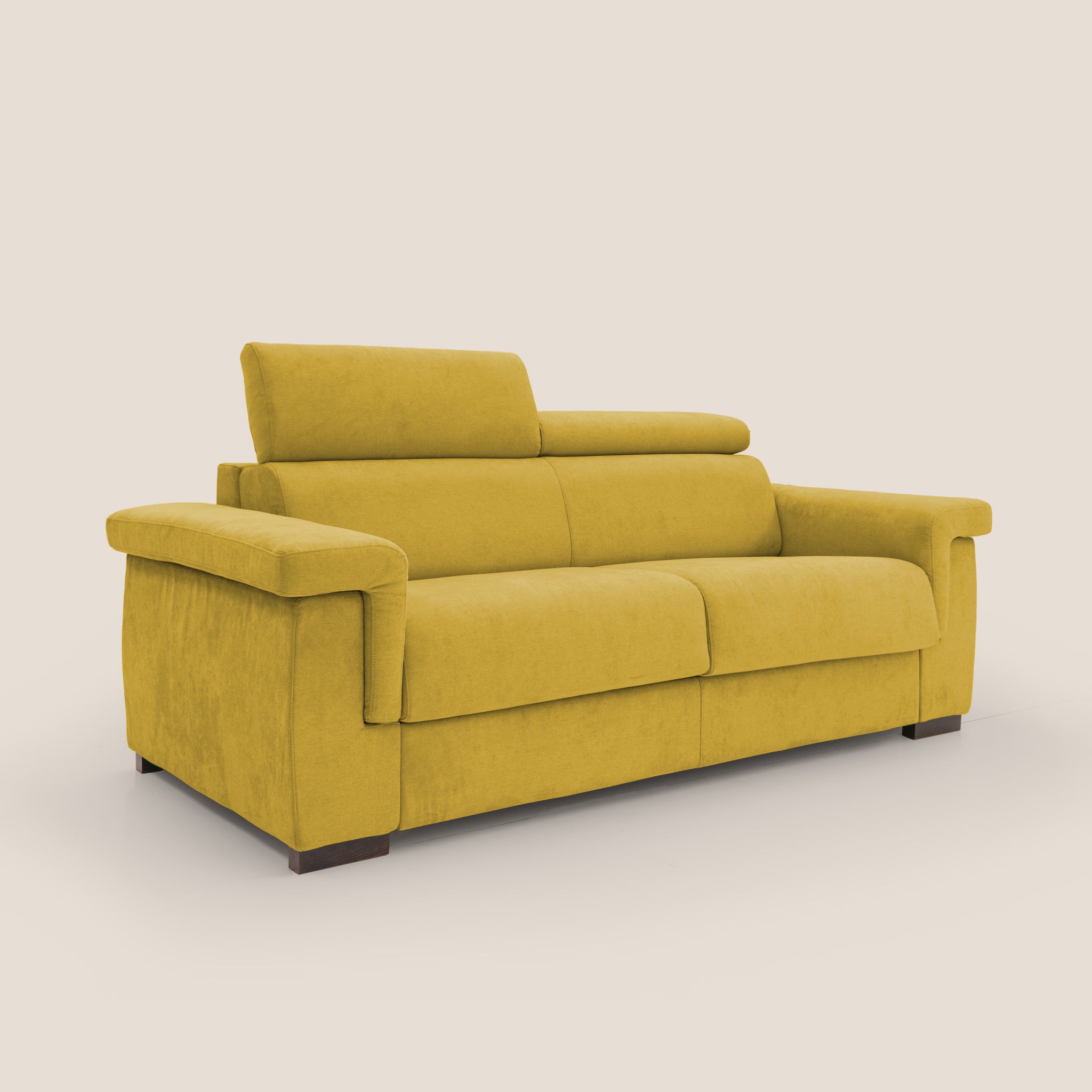 Il divano letto Bjorn da 240 cm di Divani.Store offre un comfort superiore con il suo moderno design giallo caratterizzato da due cuscini spessi e poggiatesta regolabili. Ampi braccioli e gambe in legno scuro completano il design minimalista ispirato all'artigianato italiano, su uno sfondo color crema.