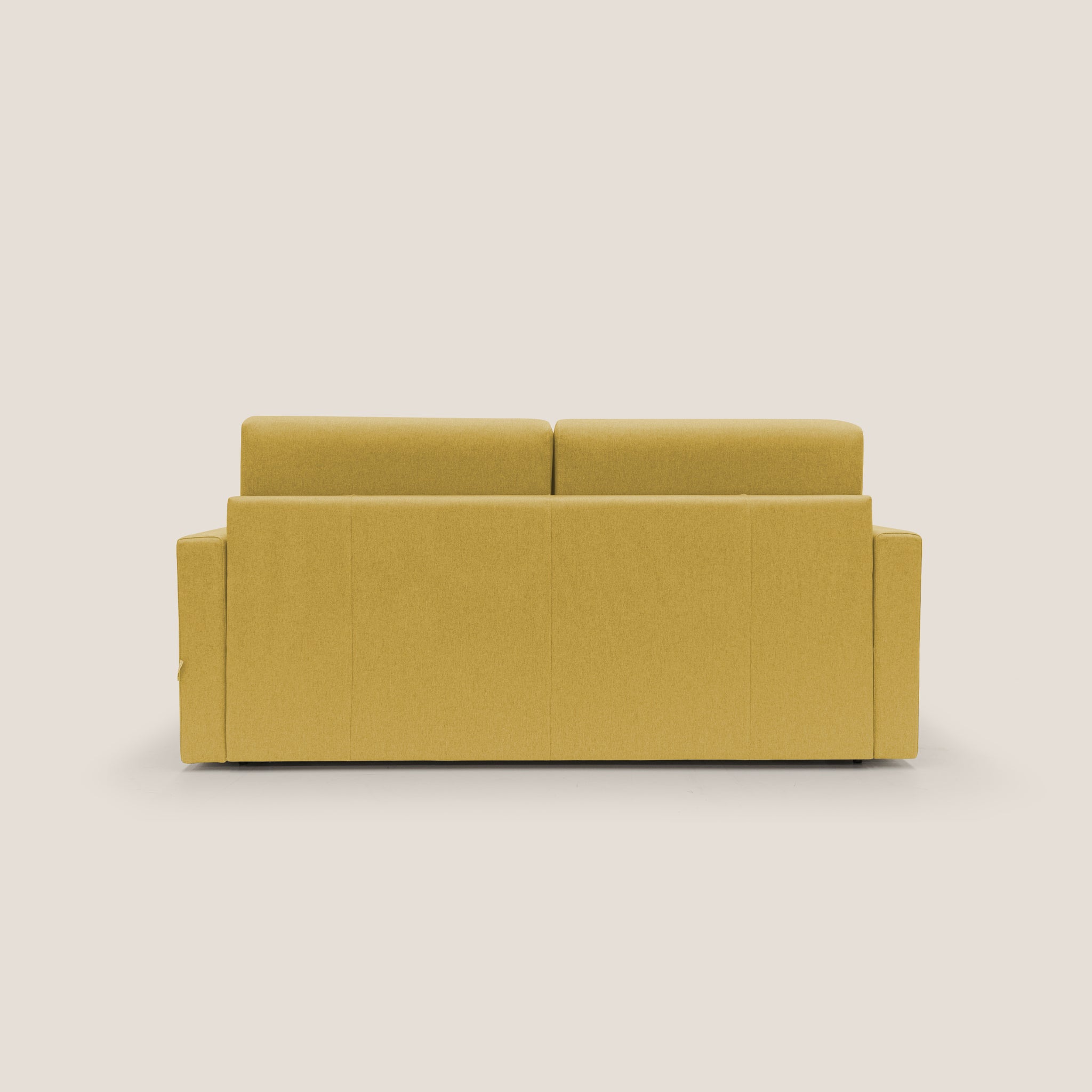 Un Divano letto Chris in una tonalità giallo senape, visto dal retro su uno sfondo bianco sporco, emana un'atmosfera elegantemente rilassata. Da Divani.Store, questo moderno divano trasformabile presenta un design squadrato con linee pulite, completato da schienali alti e rivestimento liscio impermeabile T13 per un aspetto minimalista senza sforzo.