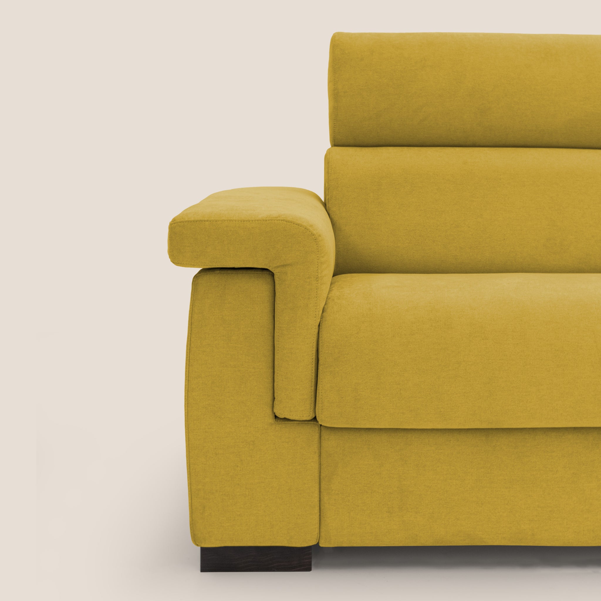 Il divano letto Bjorn da 240 cm di Divani.Store mette in risalto l'artigianalità italiana, con il suo moderno design giallo senape caratterizzato da un bracciolo destro e tre cuscini orizzontali per lo schienale. Il suo tessuto morbido assicura un comfort superiore, sostenuto da gambe in legno scuro, il tutto su uno sfondo beige chiaro.