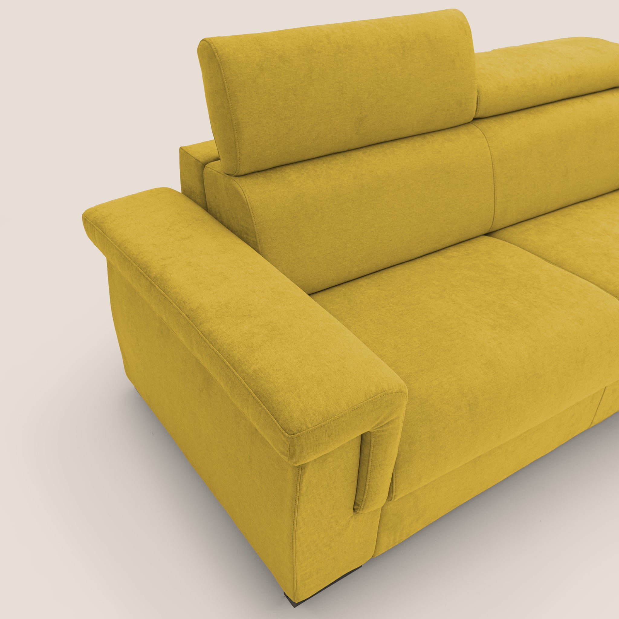 Il divano letto Bjorn 240 cm (mat. 160x197 cm) di Divani.Store, è caratterizzato da un vivace colore giallo con poggiatesta regolabili e ampi braccioli. Rivestito in tessuto impermeabile T02 GIALLO, questo moderno divano componibile unisce un comfort superiore a un design minimalista. La sua tonalità vivida e le linee eleganti sono accentuate su uno sfondo color crema chiaro.