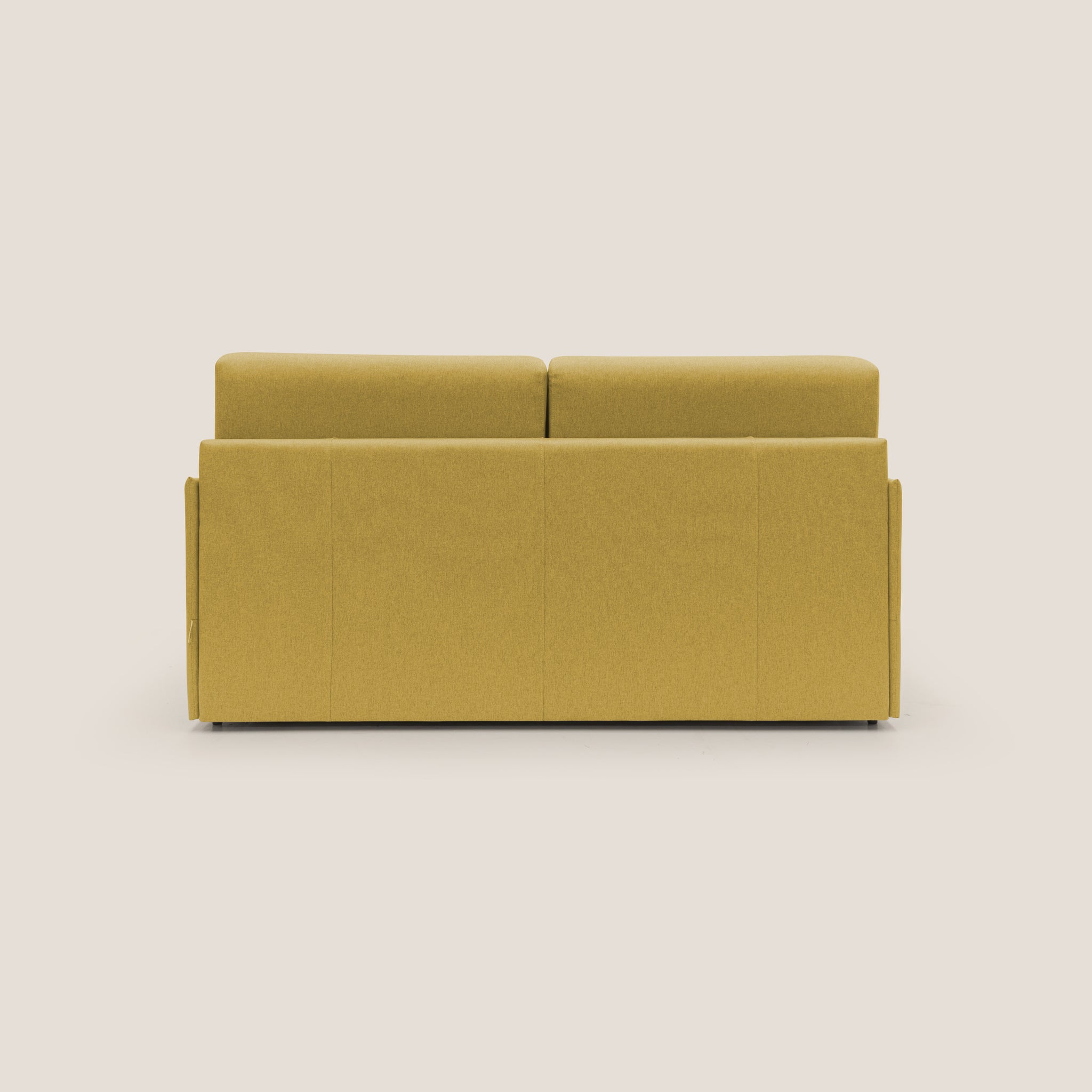 Vista posteriore del divano letto Evans di Divani.Store in un colore giallo senape, su uno sfondo color crema. Questo divano letto minimalista è dotato di due cuscini singoli per lo schienale. I braccioli sono dritti e la base bassa e semplice ne esalta il design contemporaneo e impermeabile.