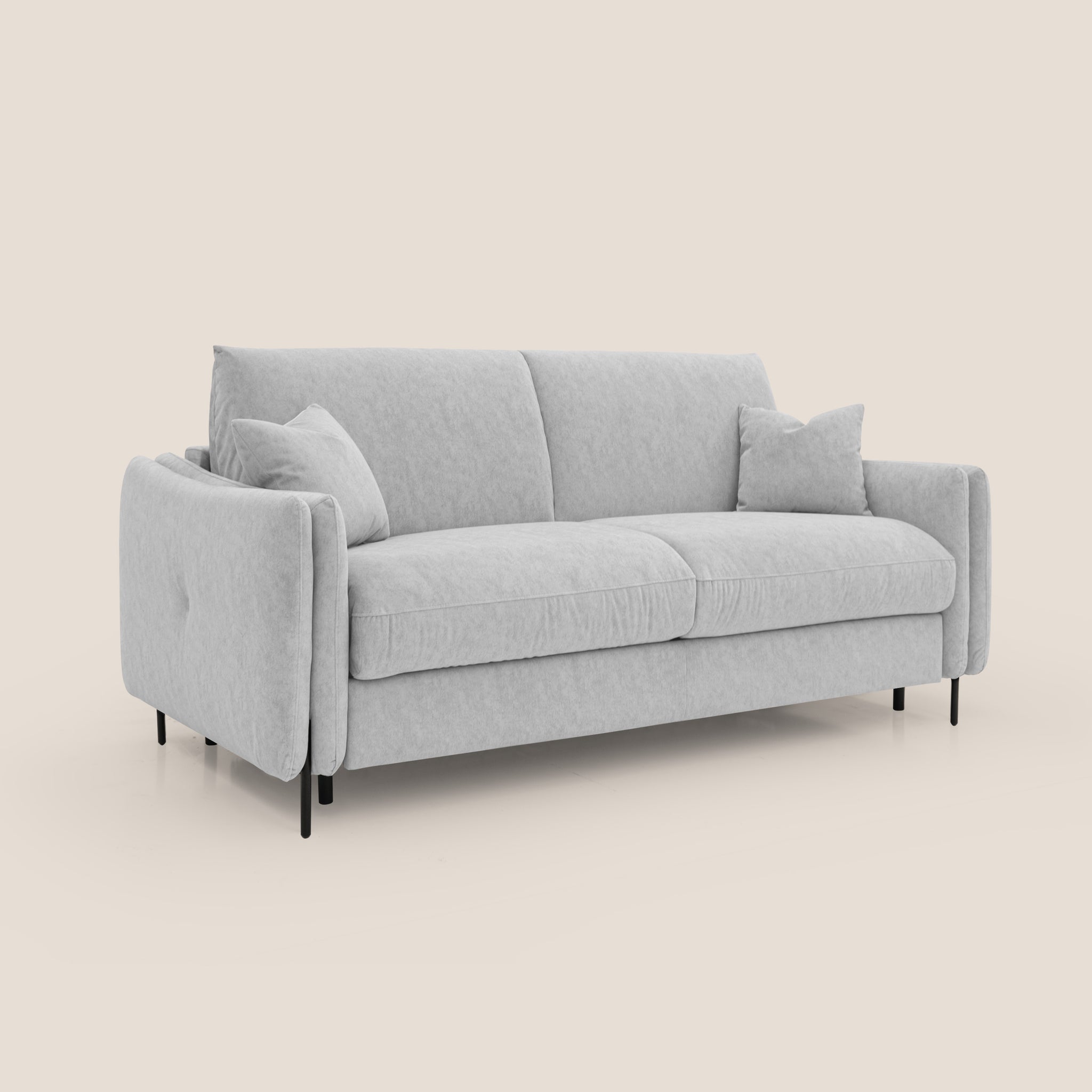 Ecco il divano letto Gregory di Divani.Store, un divano letto elegante e moderno che misura 196 cm con un materasso di 140x197 cm. Rivestito in microfibra impermeabile grigio chiaro T09 con una consistenza vellutata, include due grandi cuscini e due cuscini più piccoli abbinati. Il design abbraccia il minimalismo con le sue linee pulite e le gambe in metallo nero lucido, offrendo un comfort eccezionale mentre poggia elegantemente su uno sfondo beige neutro.