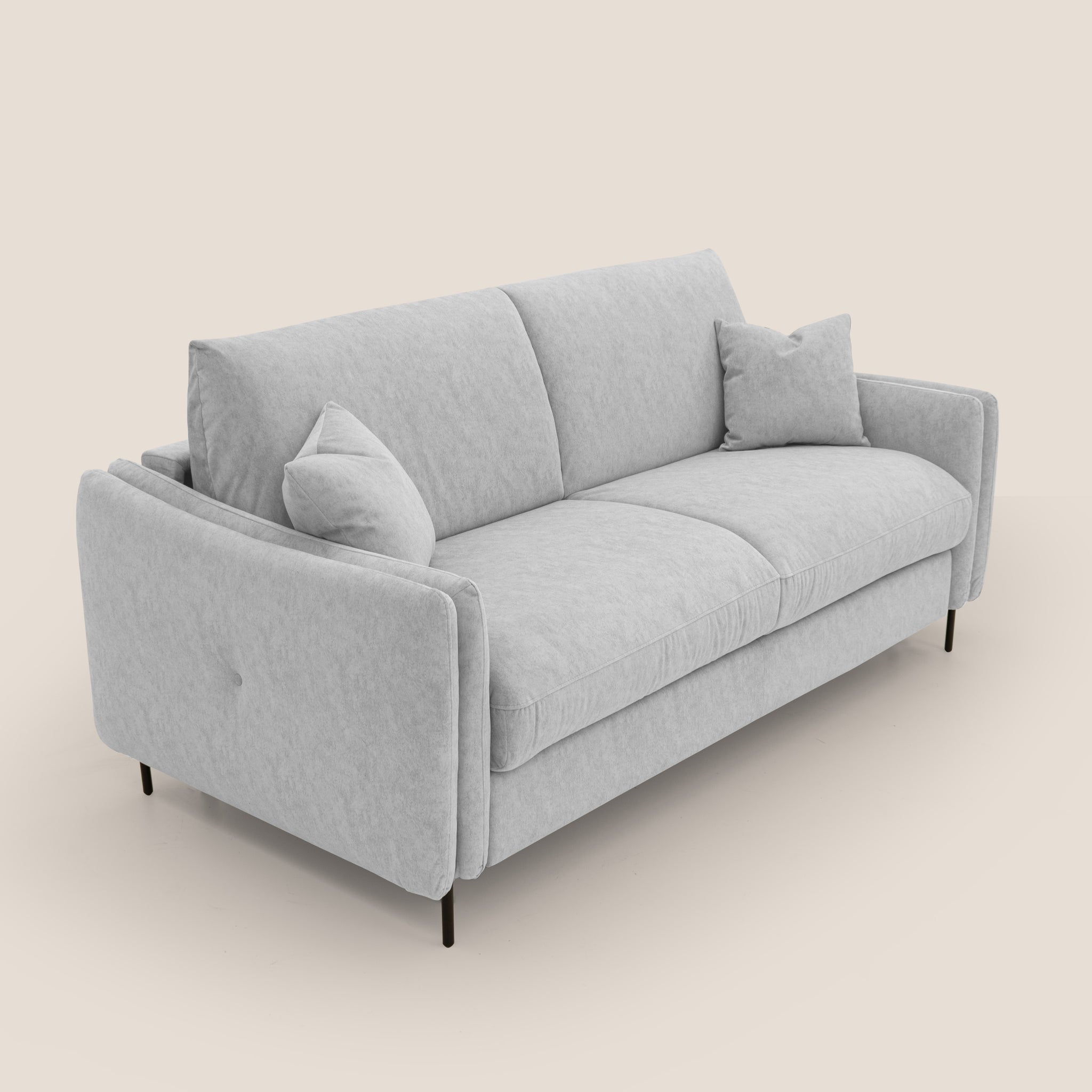 Il divano letto Gregory di Divani.Store è un divano letto moderno in grigio chiaro, caratterizzato da un design minimalista e da un comfort superiore. Include due grandi cuscini di seduta, due cuscini di schienale abbinati e cuscini quadrati più piccoli. I braccioli sottili e leggermente curvi e le gambe nere lucide aggiungono eleganza alla sua estetica su uno sfondo beige semplice.