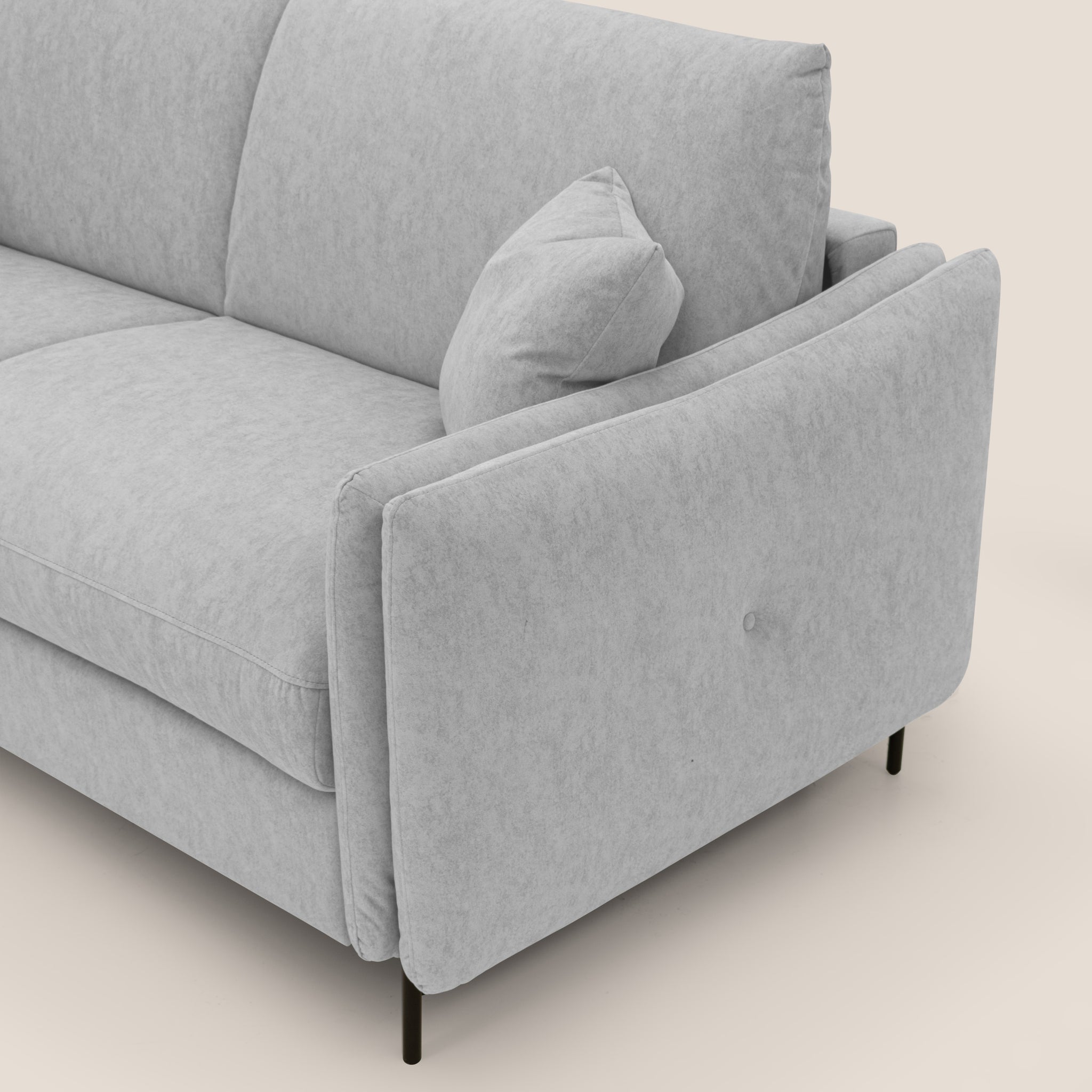 Ecco una frase aggiornata utilizzando i dati di prodotto forniti:

Una vista ravvicinata del divano letto Gregory di Divani.Store, che mostra il suo moderno tessuto in microfibra effetto velluto grigio chiaro che trasuda un comfort superiore. È dotato di un bracciolo quadrato e di un cuscino abbinato per un tocco di stile in più. Le eleganti gambe in metallo nero esaltano il suo design contemporaneo, mentre lo sfondo beige neutro contrasta con l'elegante tono grigio del divano.