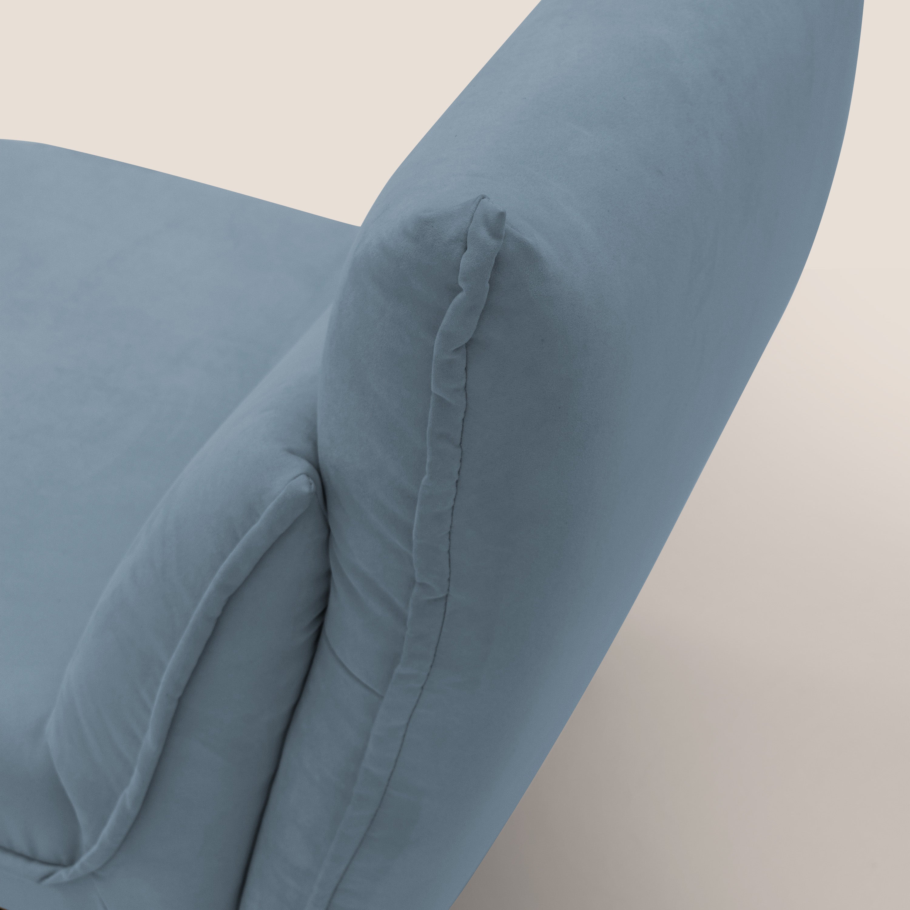 Tessa Poltroncina dal design moderno in morbida microfibra smacchiabile T11 carta da zucchero - divani.store