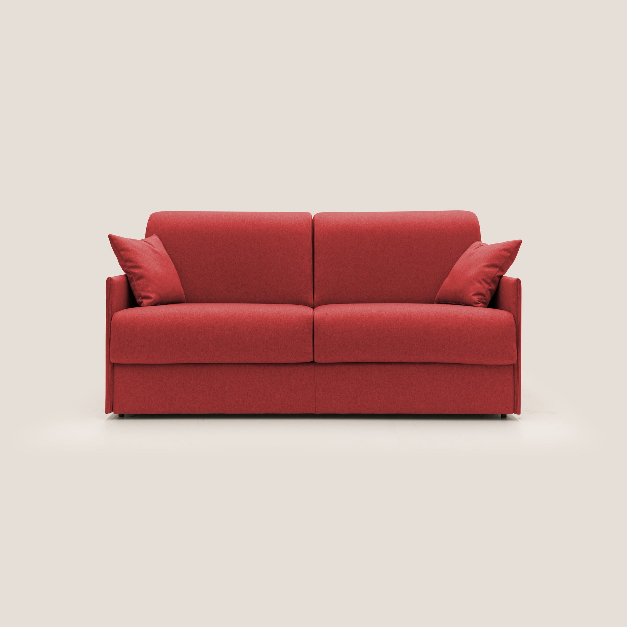 L'Evans Divano letto 189cm di Divani.Store, su uno sfondo bianco sporco, presenta un design moderno con contorni eleganti e tessuto rosso acceso. Include due cuscini abbinati su ogni lato per simmetria. Questo divano letto minimalista e contemporaneo è realizzato anche con tessuto impermeabile T13, che fonde perfettamente stile e funzionalità.