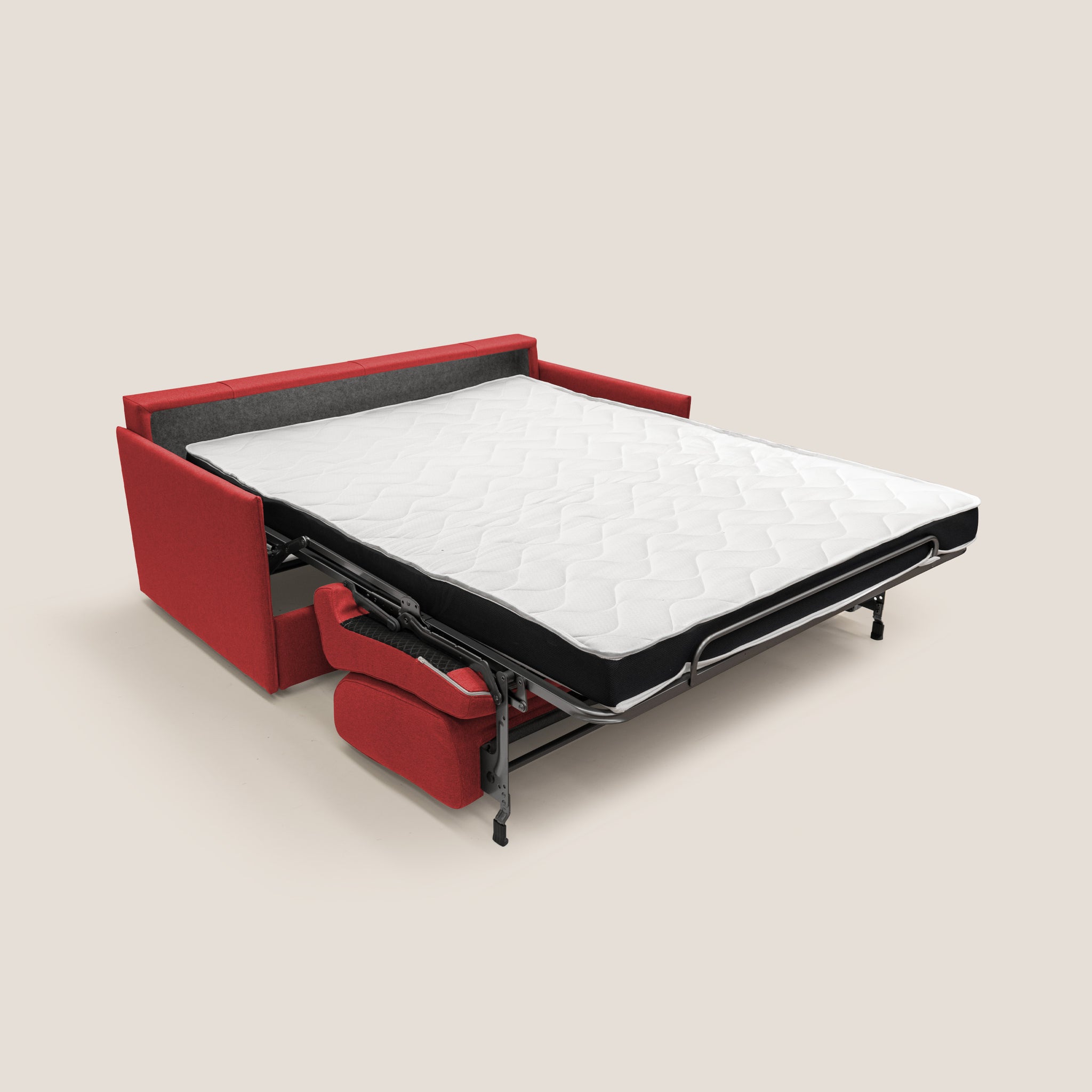 Ecco l'Evans Divano Letto di Divani.Store, un pezzo sorprendente realizzato in Italia con tessuto impermeabile rosso. Questo elegante divano letto si trasforma senza sforzo in un letto estraibile con un materasso di 140x197 cm. Combina elegantemente funzionalità e stile, poiché lo schienale e i cuscini staccabili rivelano una robusta struttura in metallo che sostiene il letto esteso. Il design sofisticato del divano risalta magnificamente su uno sfondo bianco sporco.