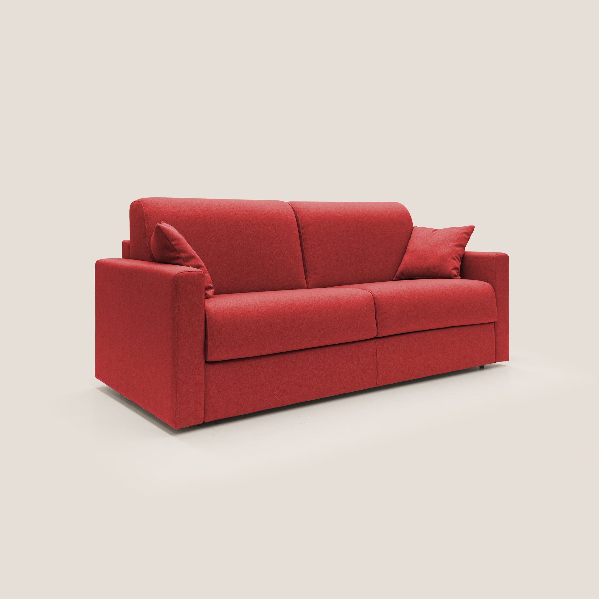 Un divano letto Chris da 206 cm in tessuto impermeabile T13 di colore rosso di Divani.Store è appoggiato su uno sfondo beige chiaro, che ne mette in mostra il design minimalista. Questo pezzo presenta due cuscini di seduta, uno schienale e due cuscini rossi coordinati su ogni lato, che ne sottolineano lo stile elegante e contemporaneo. La consistenza del tessuto aggiunge un tocco accogliente al suo aspetto.