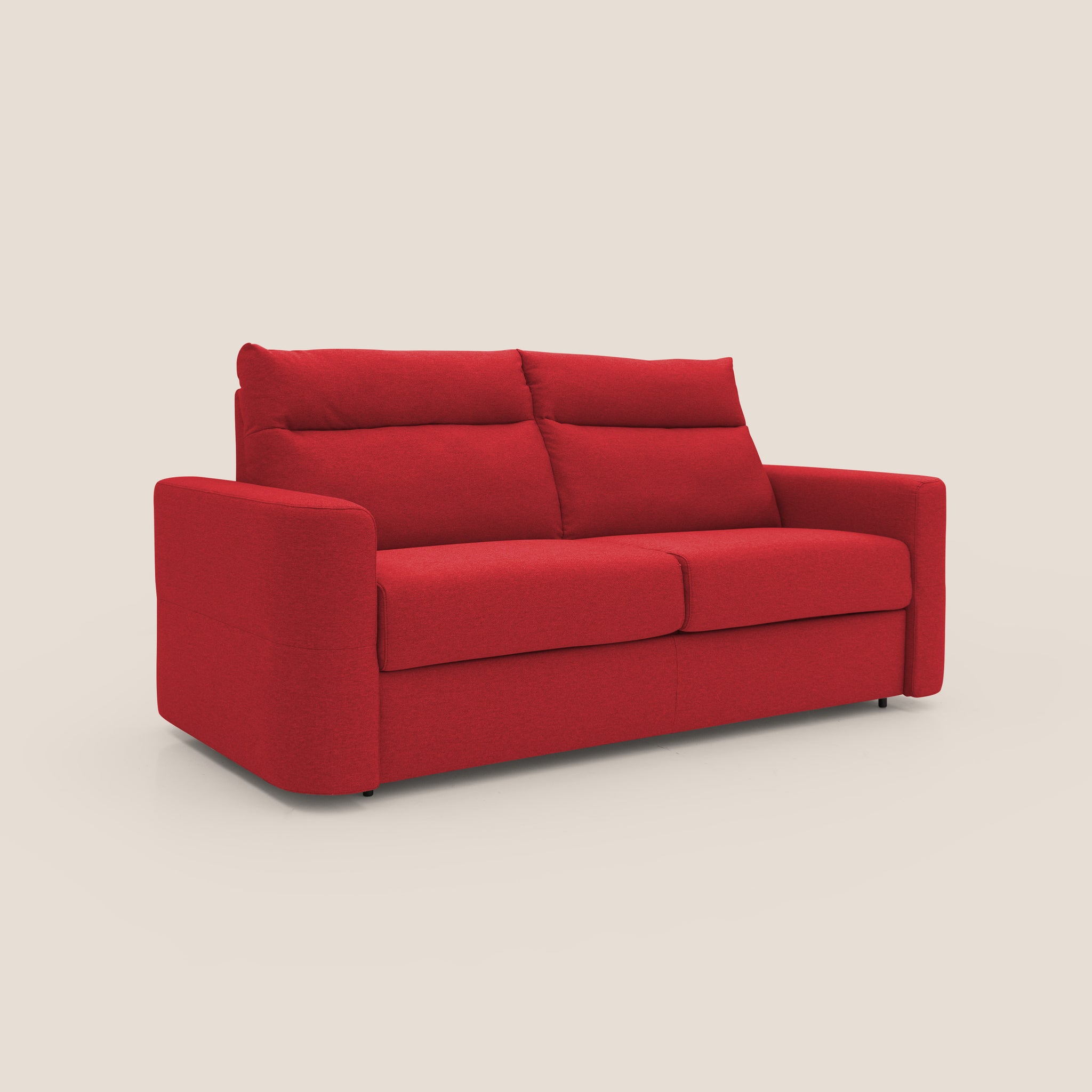 Il divano letto Cupido di Divani.Store è un divano letto moderno rosso acceso con due sedute imbottite e un design minimalista su uno sfondo color crema. Fatto a mano in Italia, presenta cuscini di schienale morbidi e ampi braccioli, offrendo un aspetto invitante e contemporaneo con comfort avvolgente.