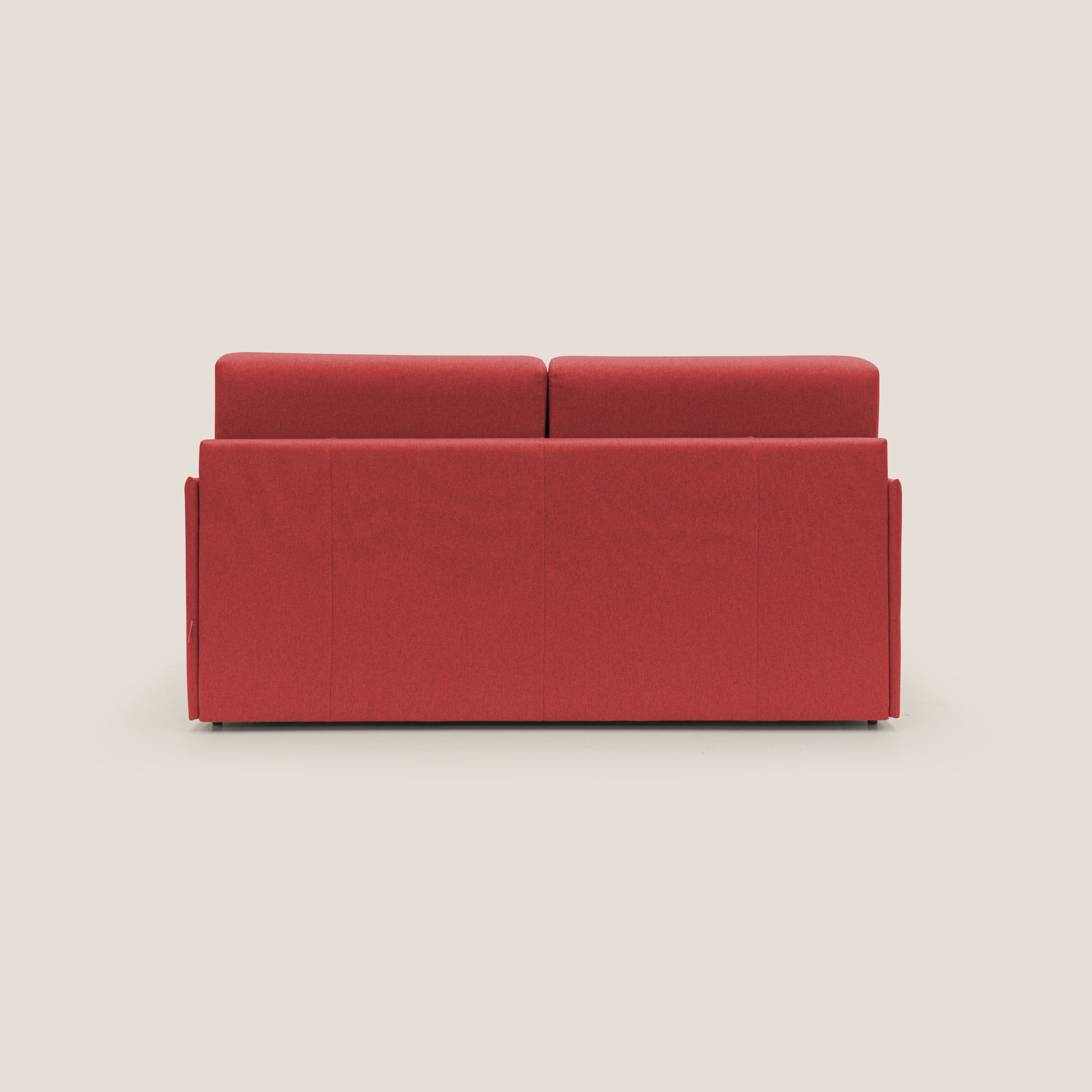 L'Evans Divano letto 189cm di Divani.Store in tessuto impermeabile T13, colore ROSSO, è esposto dal retro su uno sfondo color crema. Questo divano presenta un design semplice e moderno con la sua forma rettangolare e lo schienale solido, che emana un fascino pulito e minimalista.