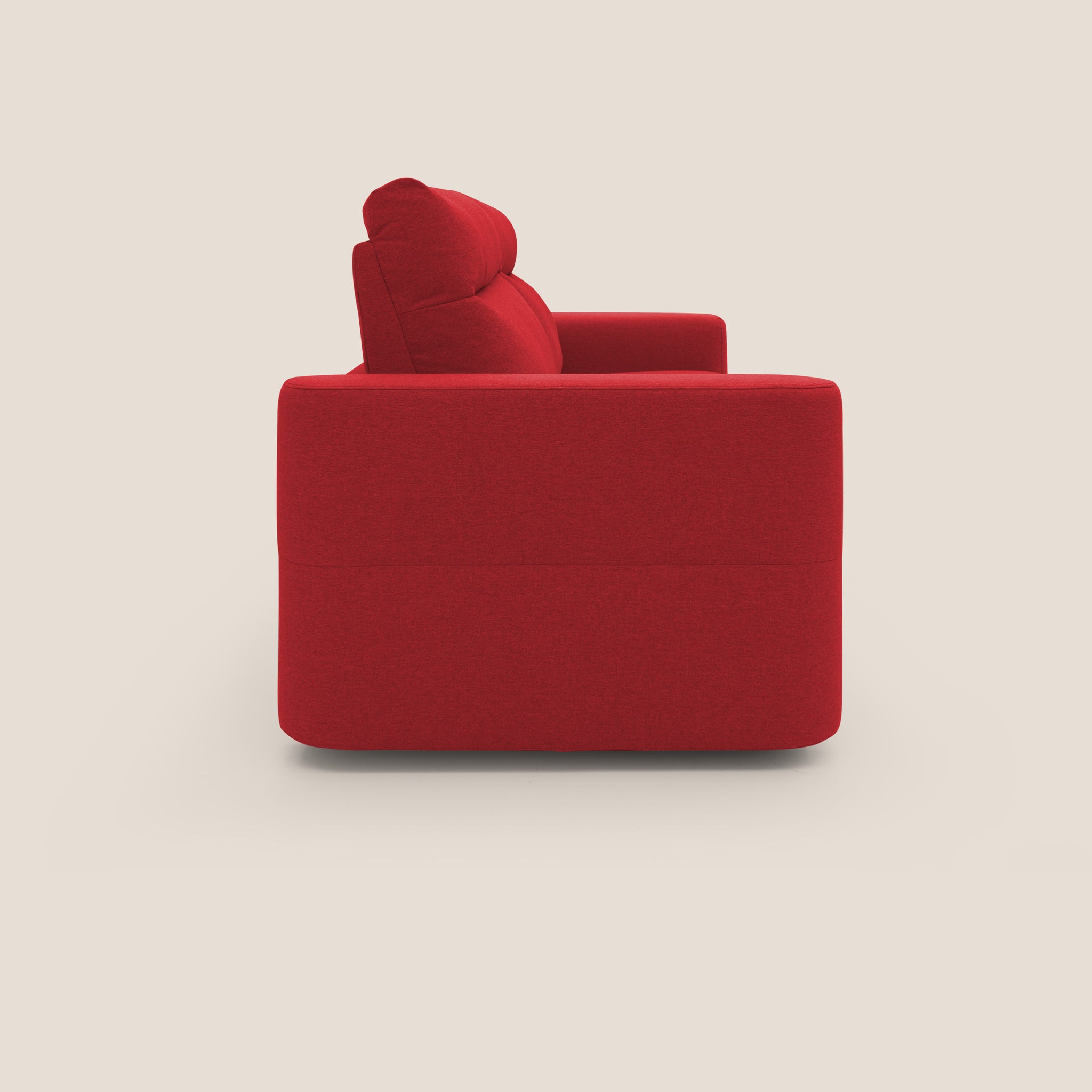 Vista laterale di un moderno Cupido Divano letto 202 cm rosso di Divani.Store su uno sfondo beige chiaro. Fatto a mano in Italia, il divano letto presenta un design squadrato con seduta e schienale spessi e imbottiti e un solido bracciolo visibile. Il tessuto impermeabile in finto cotone T13 ROSSO appare morbido, esaltando l'estetica confortevole e minimalista del pezzo.