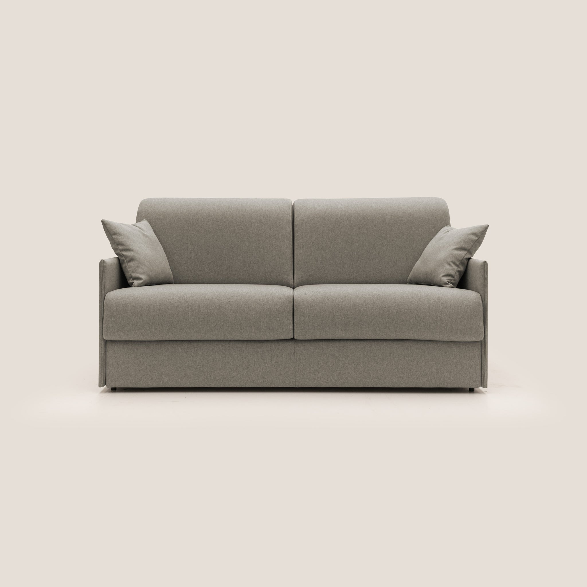 L'Evans Divano letto di Divani.Store è un divano moderno a due posti in tessuto impermeabile T13, color TORTORA. Realizzato in Italia, vanta un design minimalista con due cuscini di seduta e cuscini di schienale abbinati, ciascuno impreziosito da cuscini laterali. La sua estetica elegante e contemporanea è evidenziata da uno sfondo semplice e chiaro.