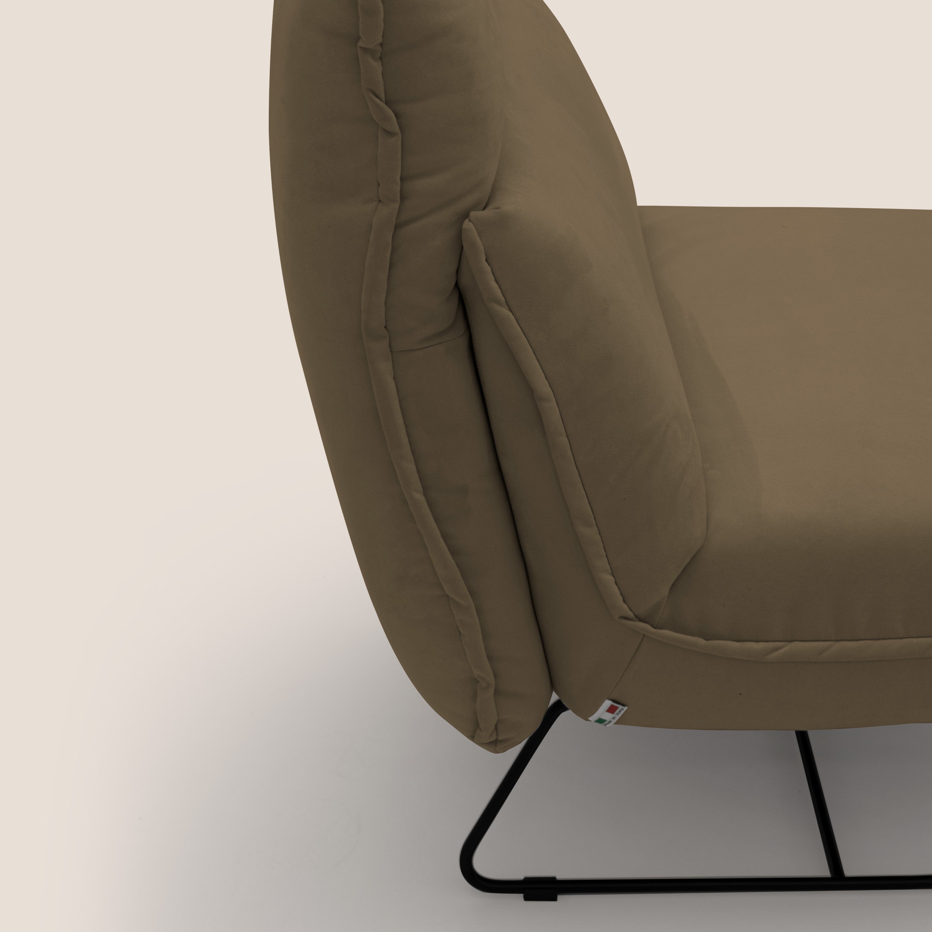 Tessa Poltroncina dal design moderno in morbida microfibra smacchiabile T11 marrone - divani.store
