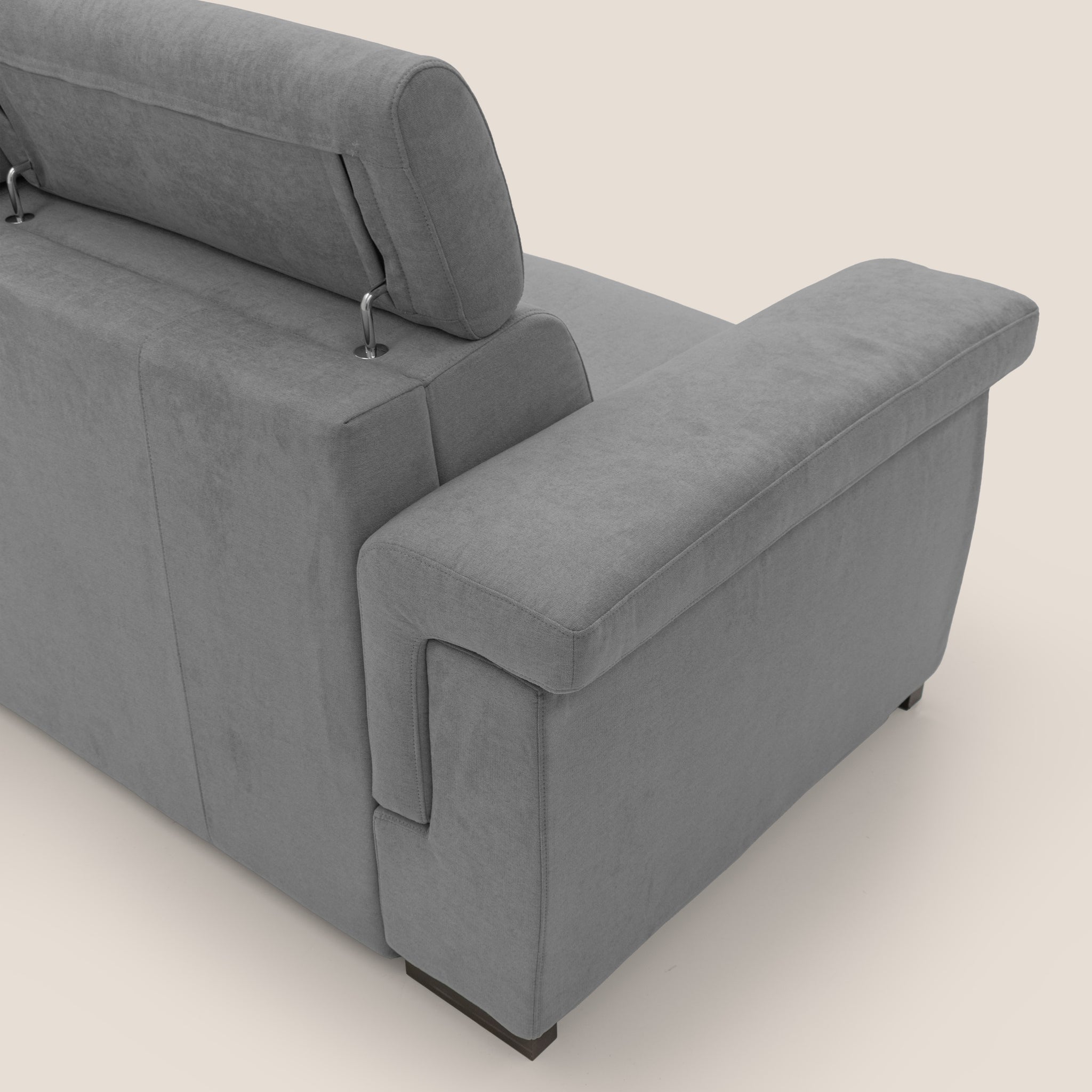 Il divano letto Bjorn di Divani.Store, con una struttura da 240 cm e un materasso da 160x197 cm H18 cm, è realizzato in tessuto impermeabile T02 GRIGIO. Il suo design moderno è messo in mostra dall'angolo posteriore sinistro, evidenziando poggiatesta regolabili, braccioli morbidi e un letto nascosto per una maggiore funzionalità. I piedini scuri in stile blocco contrastano sottilmente con lo sfondo chiaro per creare un'estetica pulita e minimalista.