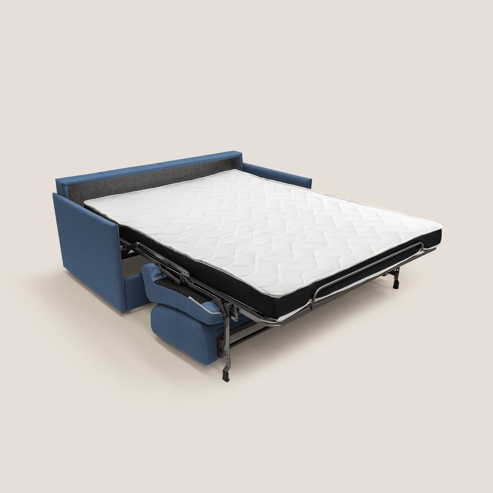 Il divano letto Evans, sapientemente realizzato in Italia da Divani.Store, presenta una struttura in metallo elegante e un materasso blu. Quando è aperto su uno sfondo beige semplice, il suo design moderno e il tessuto impermeabile lo rendono elegante e funzionale in qualsiasi spazio.