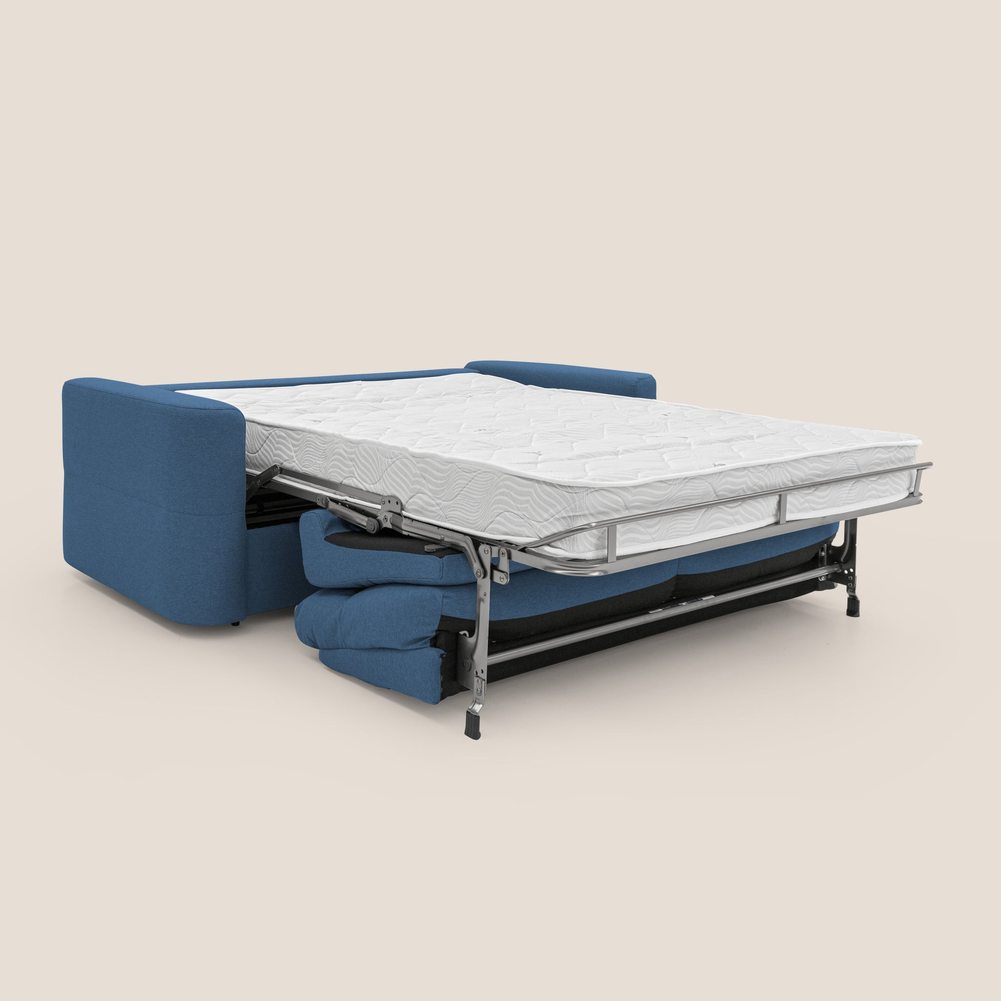 Il Divano letto Cupido, presentato da Divani.Store, è realizzato in tessuto impermeabile blu che ricorda il cotone e si trasforma in un letto con la sua struttura da 202 cm. Questo divano di fabbricazione italiana è caratterizzato da braccioli imbottiti e da uno stile elegante e moderno. Con un materasso di 140x197 cm e uno spessore di H18, lo sfondo beige chiaro del design contrasta elegantemente con gli elementi blu scuro per un comfort maggiore.