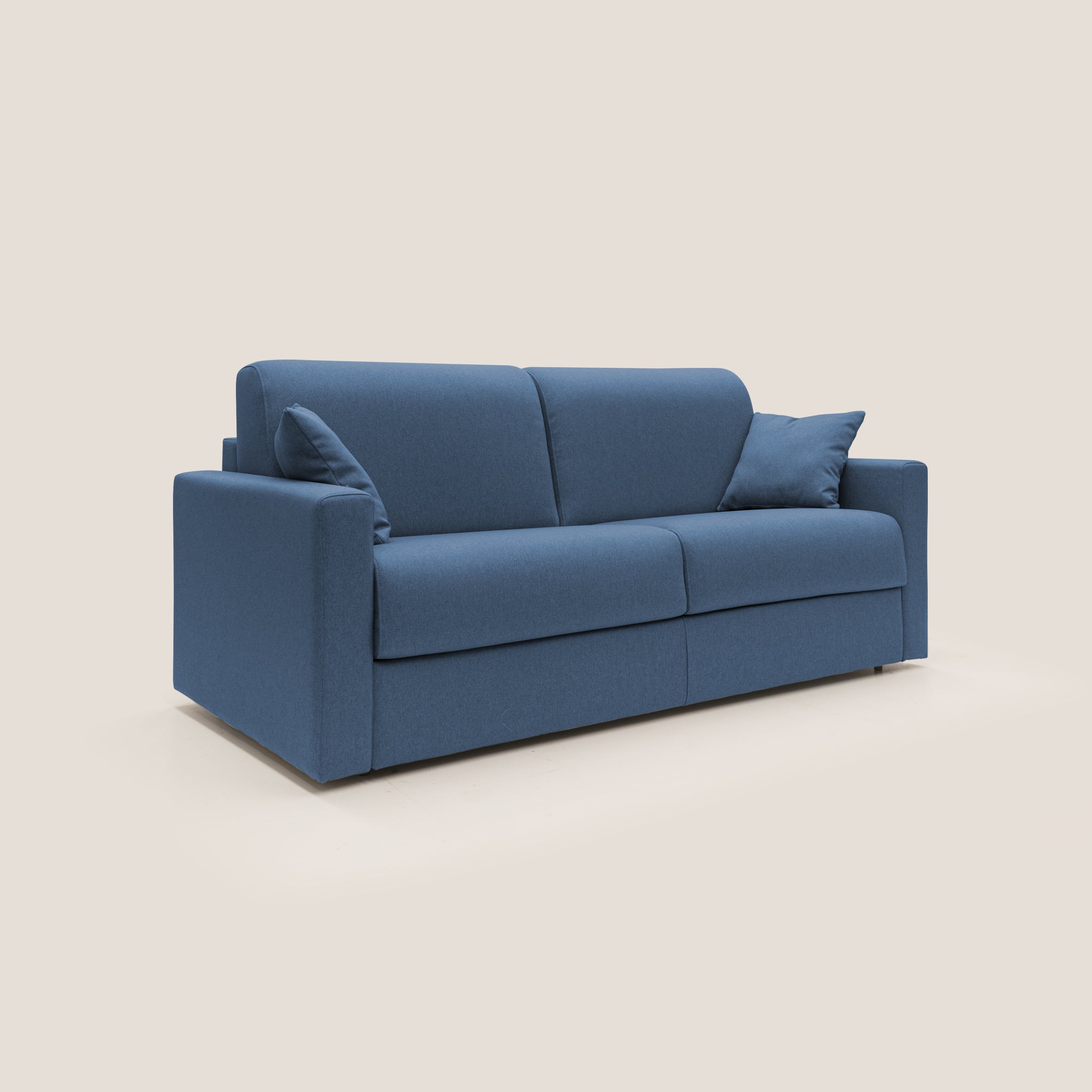 Il divano letto Chris, disponibile su Divani.Store, è un divano letto in tessuto impermeabile blu da 186 cm con materasso da 140x197 cm. È dotato di due cuscini coordinati su uno sfondo beige minimalista. Questo pezzo presenta un design moderno con braccioli dritti e una silhouette pulita, che unisce perfettamente comfort e stile.