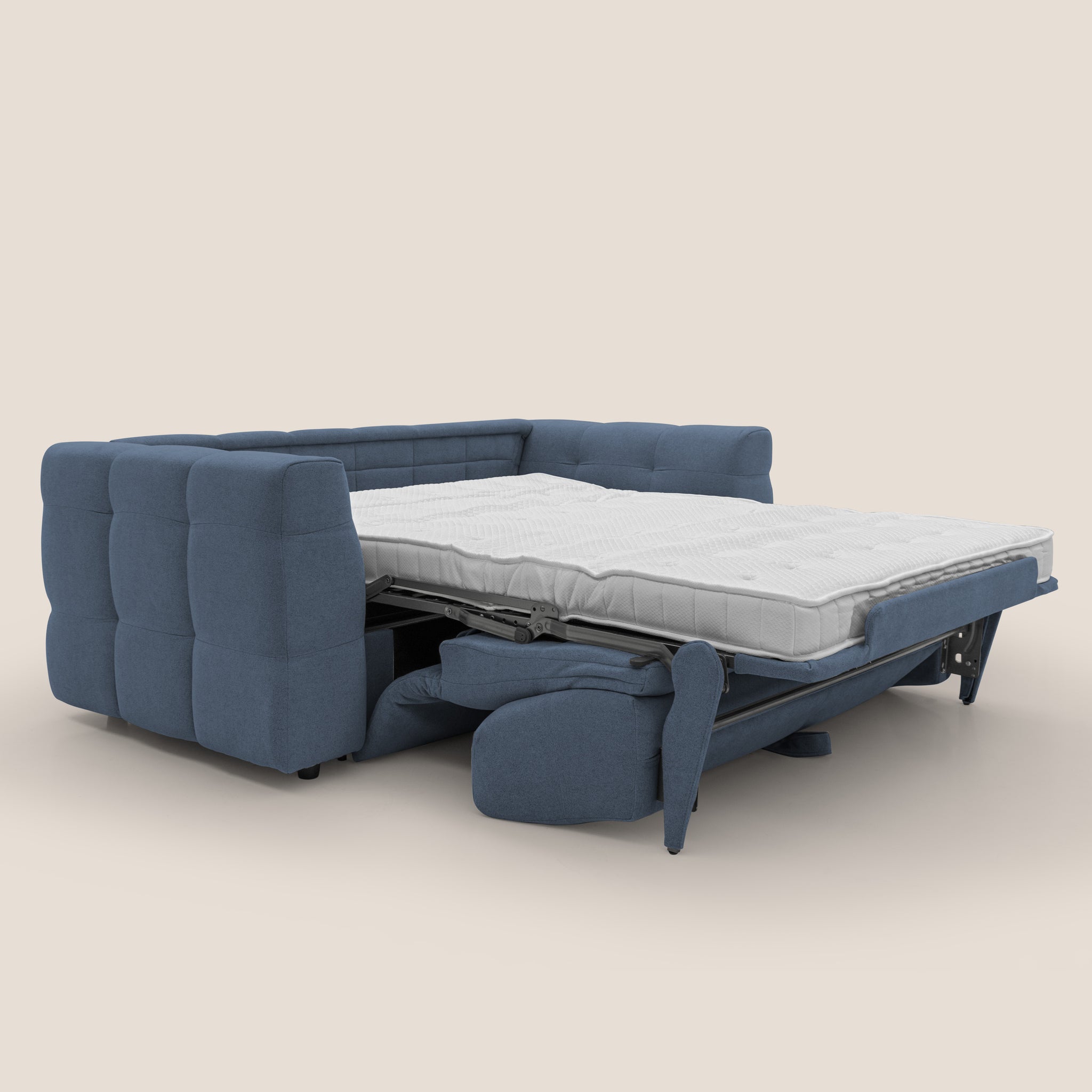 Il divano letto matrimoniale Tender di Divani.Store, in tessuto impermeabile bouclé blu (T07), è caratterizzato da un design capitonné e si trasforma facilmente in un letto. La struttura parzialmente estesa rivela un materasso bianco accanto a uno sfondo beige chiaro, enfatizzando comfort e stile e sottolineando il suo fascino contemporaneo e funzionale con un elegante design italiano.