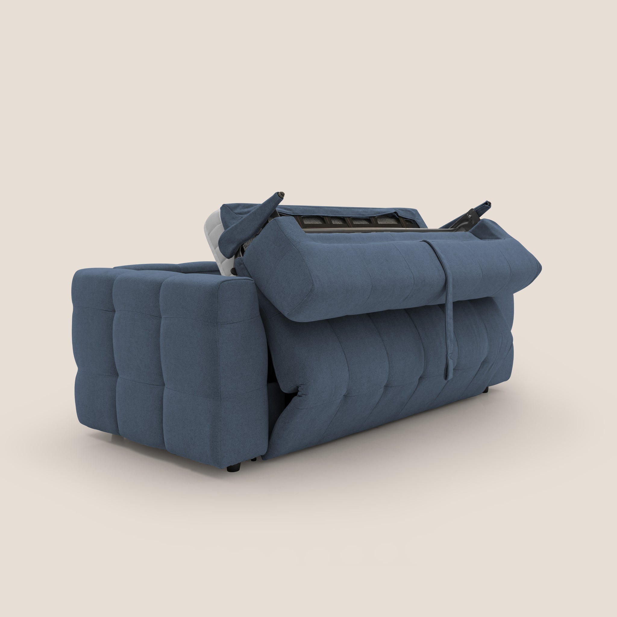 Mettendo in mostra il suo design modulare e la sua essenza di comfort, il Tender Divano Letto Matrimoniale di Divani.Store presenta un tessuto bouclet blu, porte USB integrate, meccanismi reclinabili con cuciture dettagliate. Il lato destro si apre per reclinarsi mentre quello sinistro rimane in posizione verticale su uno sfondo beige.