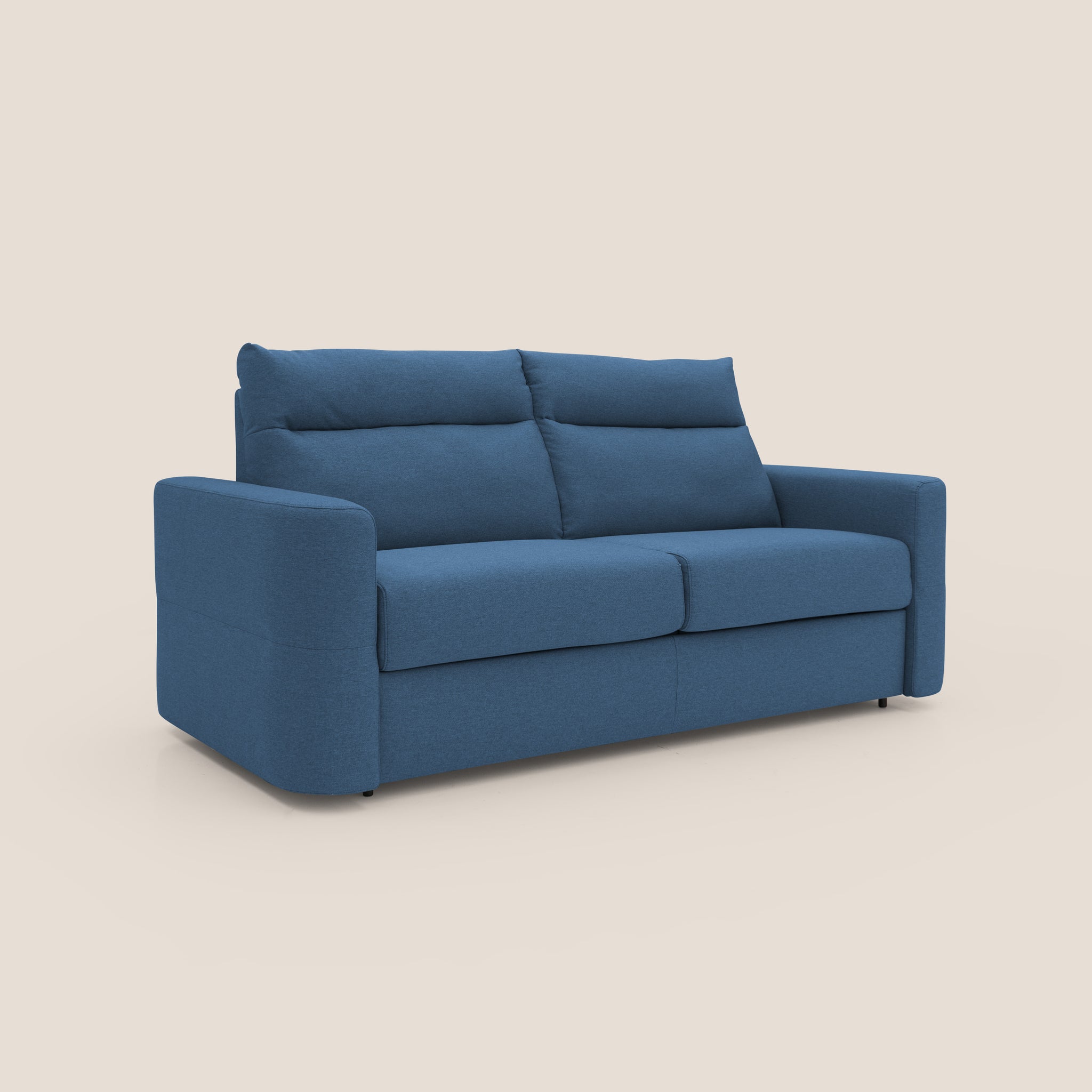 Il divano letto Cupido Divano letto 202 cm di Divani.Store, con il suo design minimalista e i morbidi cuscini blu, è esposto su uno sfondo beige semplice. Questo divano letto di fabbricazione italiana presenta una solida struttura con due cuscini di seduta e due cuscini di schienale per un comfort eccezionale. I braccioli sono spessi e dritti, esaltandone il fascino moderno.