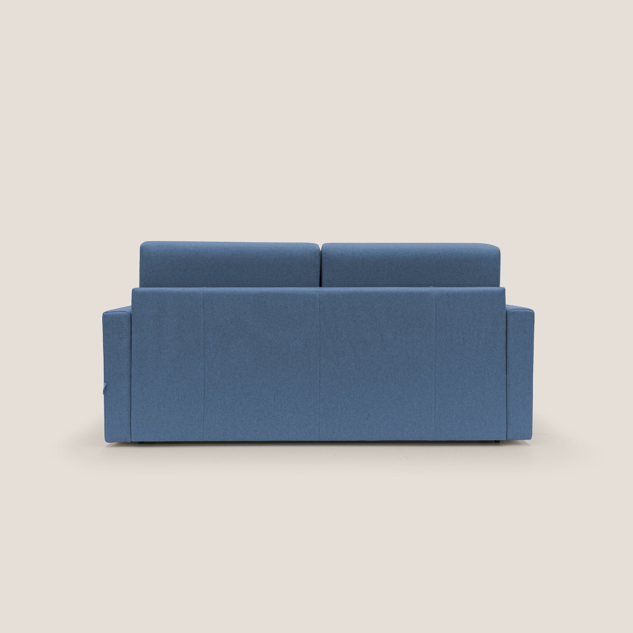 L'immagine presenta la vista posteriore del Chris Divano letto, un divano moderno in tessuto impermeabile blu di Divani.Store, su uno sfondo beige chiaro. Questo divano vanta linee pulite e un design minimalista, con due cuscini posteriori e gambe nascoste che ne evidenziano la forma squadrata.