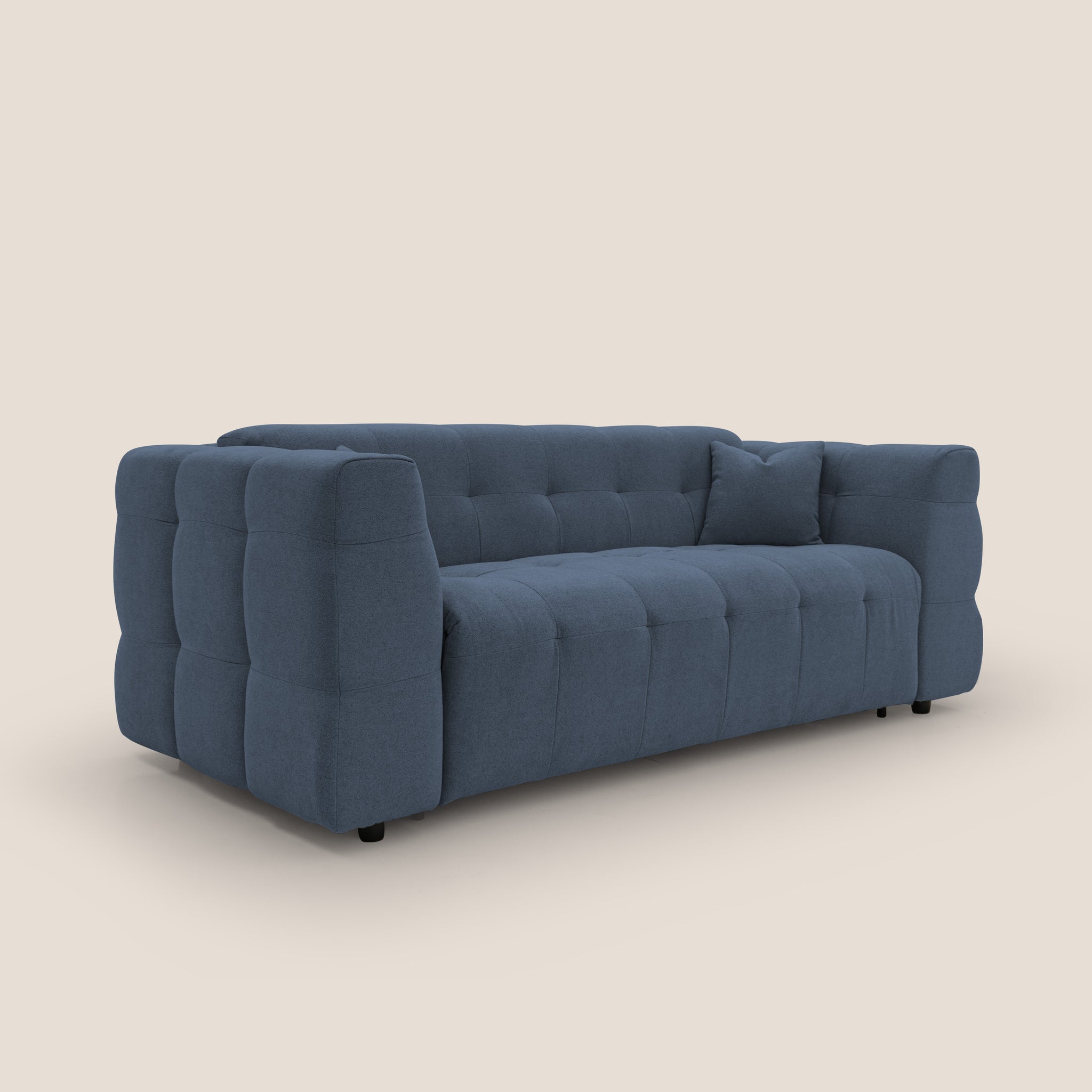 Descrizione del prodotto: Il divano letto matrimoniale con materasso h18 cm in tessuto bouclet impermeabile T07 di Divani.Store offre un'esperienza di divano blu contemporaneo. Vanta un design trapuntato con profonda trapuntatura sullo schienale e sui braccioli, che incarna lo stile di ispirazione italiana. Accompagnato da un cuscino quadrato abbinato, il divano si distingue su uno sfondo beige semplice. La sua struttura robusta e a blocchi unisce comfort e stile con un elegante minimalismo moderno.