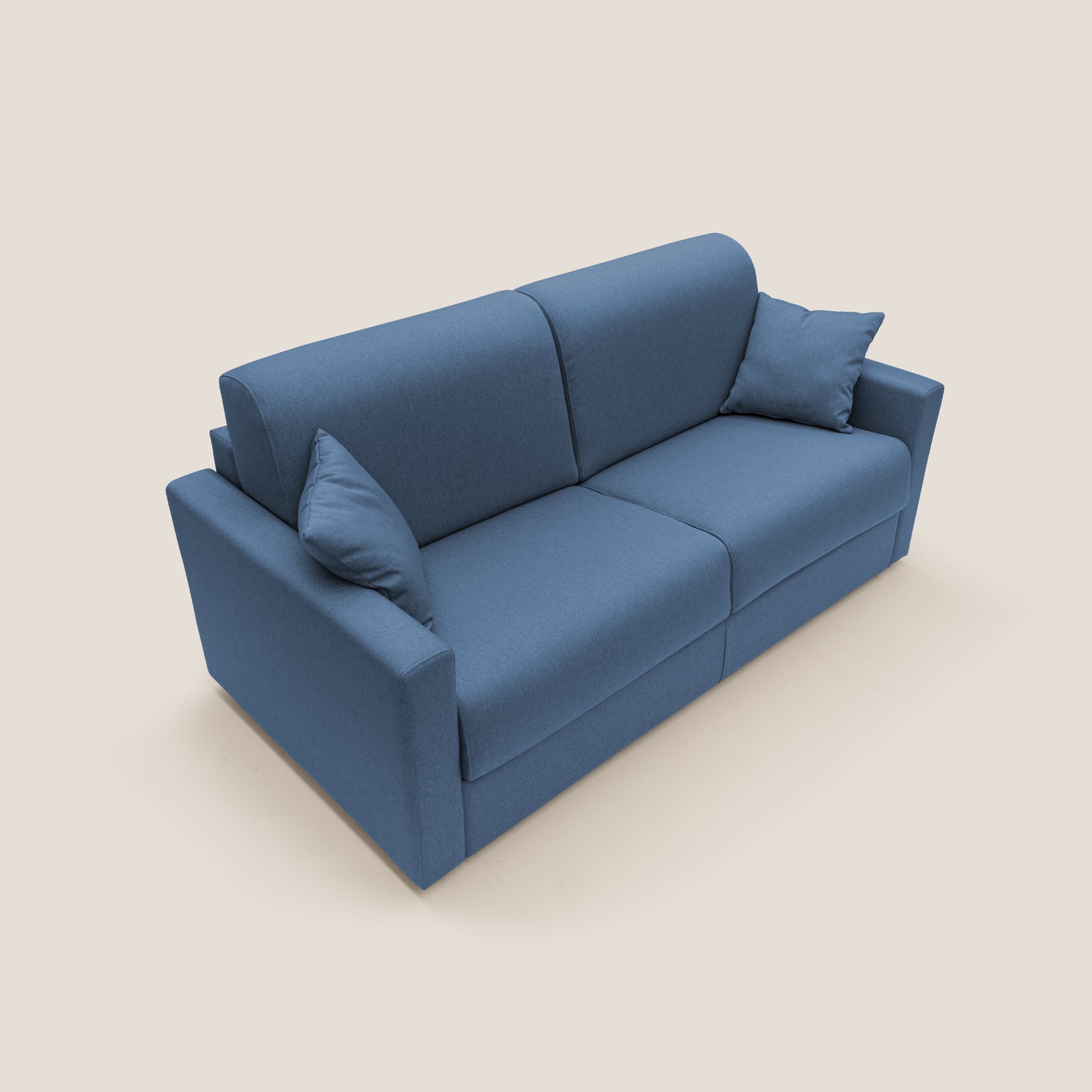 Il divano letto Chris, da 186 cm con materasso da 140x197 cm, di Divani.Store, è un divano in tessuto blu elegante e moderno. Include due cuscini coordinati ed è realizzato in tessuto impermeabile T13. Il divano presenta un design minimalista con cuscini morbidi e presenta uno schienale alto su uno sfondo beige semplice, offrendo sia comfort contemporaneo che stile.