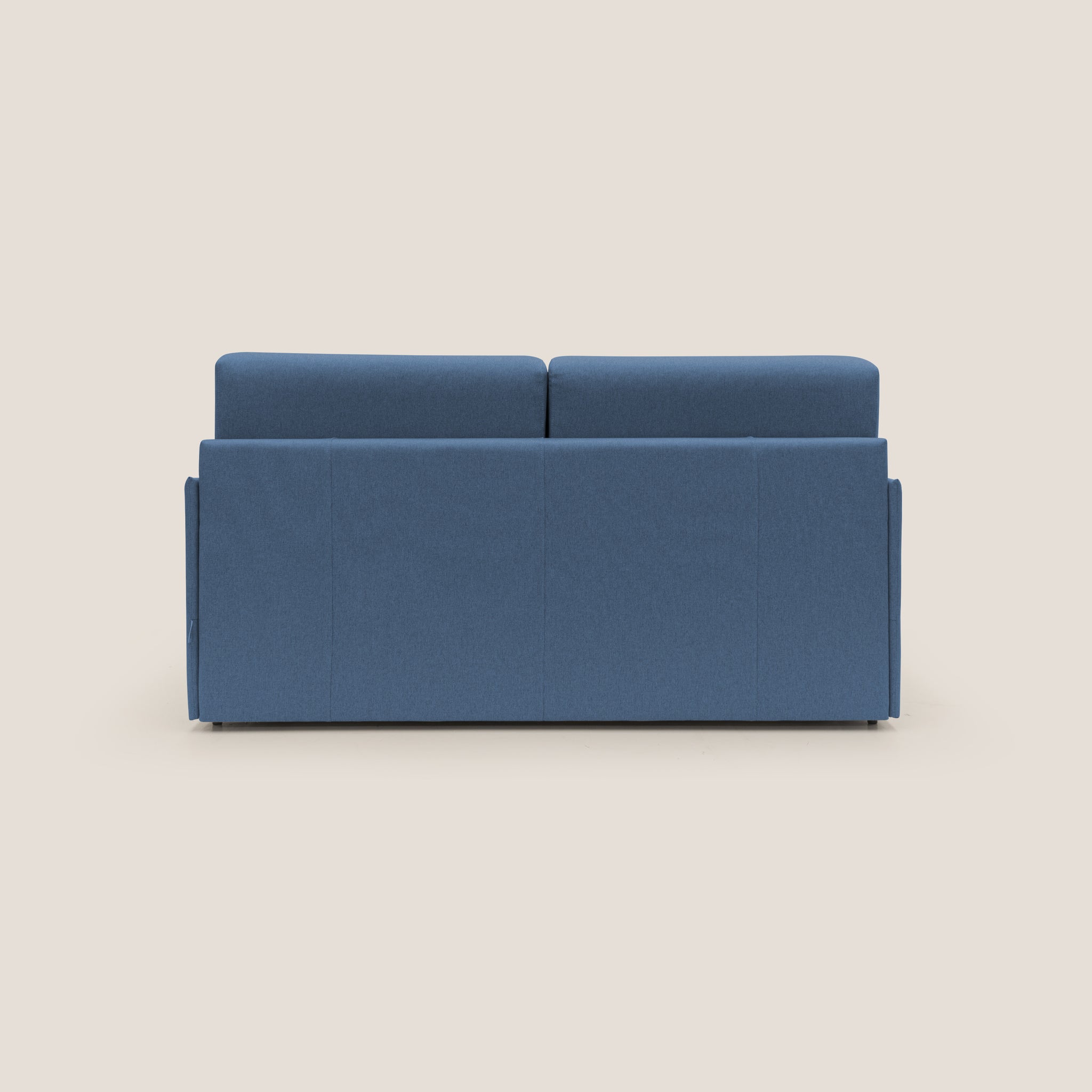 Un Divano letto Evans blu, da 189 cm, prodotto da Divani.Store, è esposto dal retro su uno sfondo semplice e chiaro. Caratterizzato da un design pulito e moderno con una forma rettangolare liscia e schienali imbottiti, il suo tessuto impermeabile T13 blu appare morbido e ben confezionato. L'elegante divano trasuda un fascino minimalista.