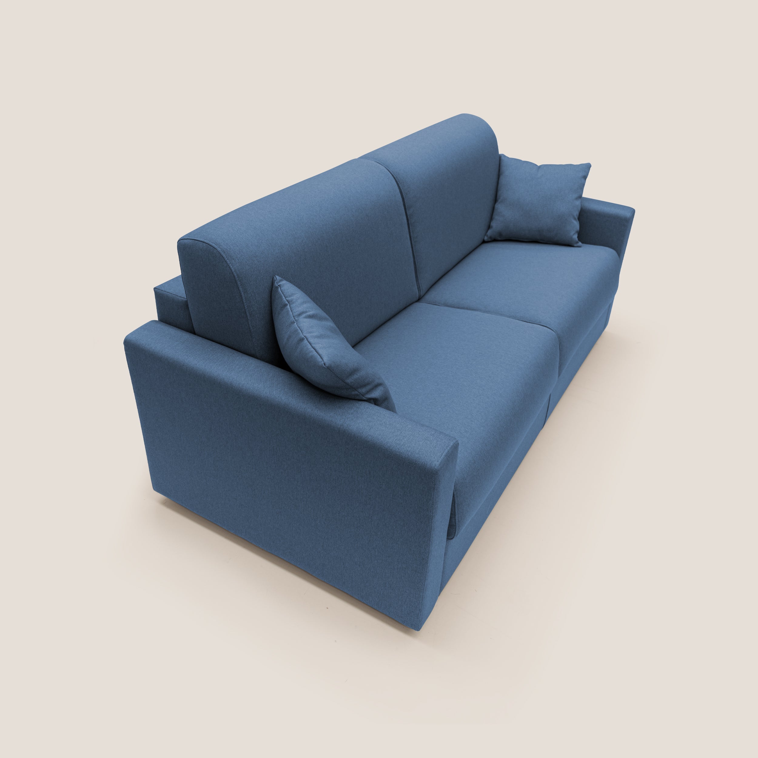 Il Chris Divano letto 206 cm di Divani.Store è caratterizzato da un rivestimento impermeabile blu T13, linee pulite, uno schienale alto, ampi braccioli e due cuscini coordinati per un look moderno su uno sfondo beige chiaro.