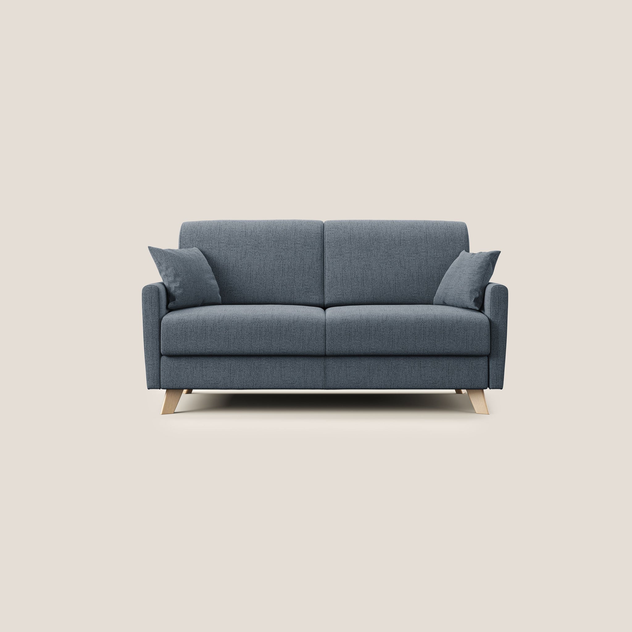 Un divano blu contemporaneo chiamato Edgar divano letto di Divani.Store, che mostra un design minimalista su uno sfondo beige chiaro. È dotato di braccioli quadrati, due grandi cuscini di seduta e cuscini dello schienale, insieme a cuscini blu coordinati. Il divano è sollevato su gambe in legno chiaro e realizzato in tessuto impermeabile in Italia.