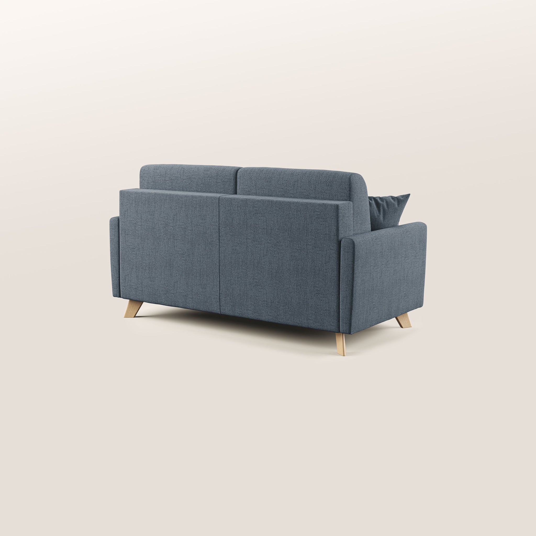 Il divano letto Edgar di Divani.Store, che misura 200 cm con un materasso di 160x197 cm, è esposto dal retro. Dotato di gambe in legno e realizzato in uno stile moderno, vanta linee pulite con tessuto impermeabile testurizzato T03 BLU. Questo divano include due sedute imbottite e presenta un design minimalista. Realizzato con maestria in Italia, la sua tonalità blu-grigio scuro risalta sullo sfondo beige neutro.