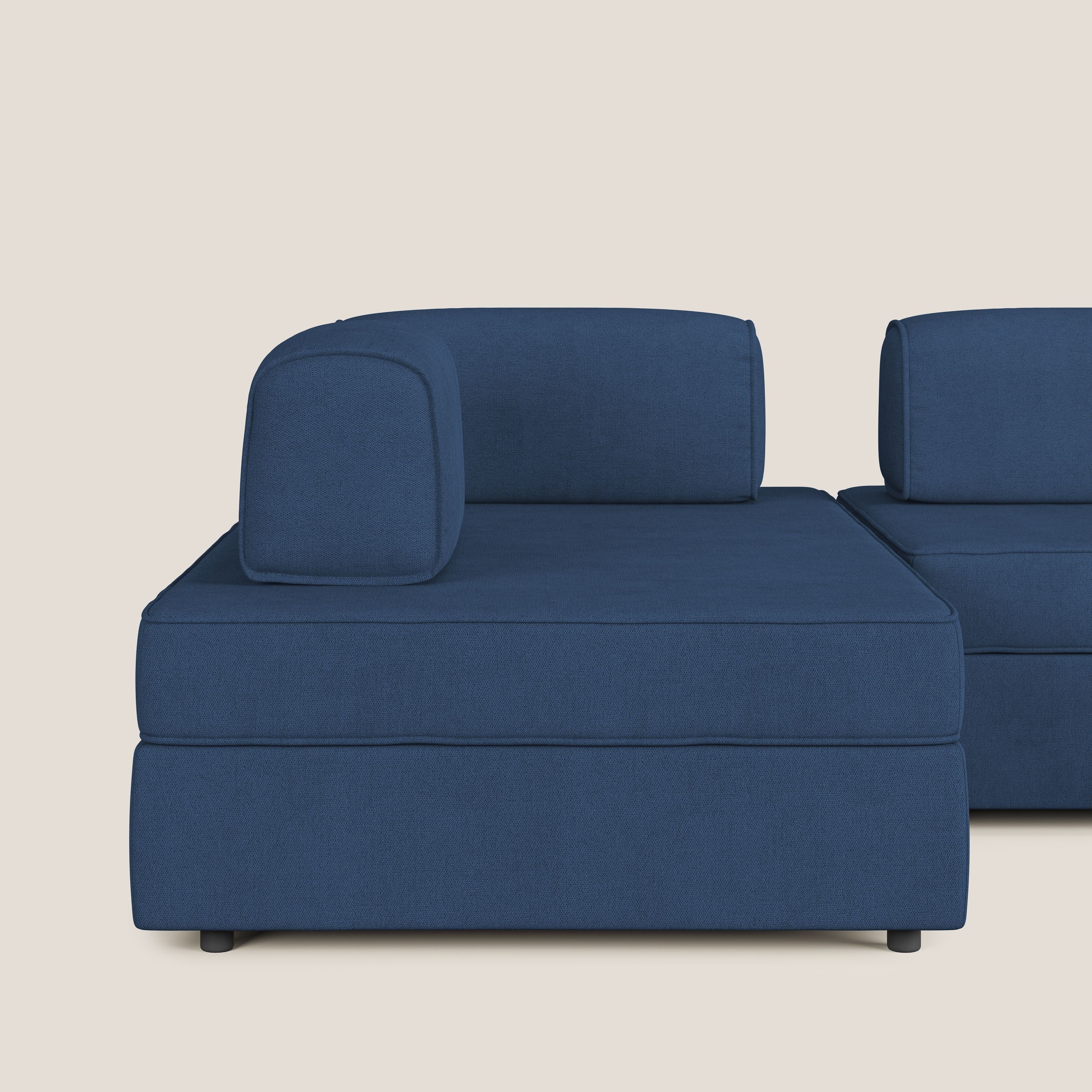 Liberty divano panoramico con pouf estraibile e schienali movibili in tessuto morbido impermeabile T02 blu - divani.store