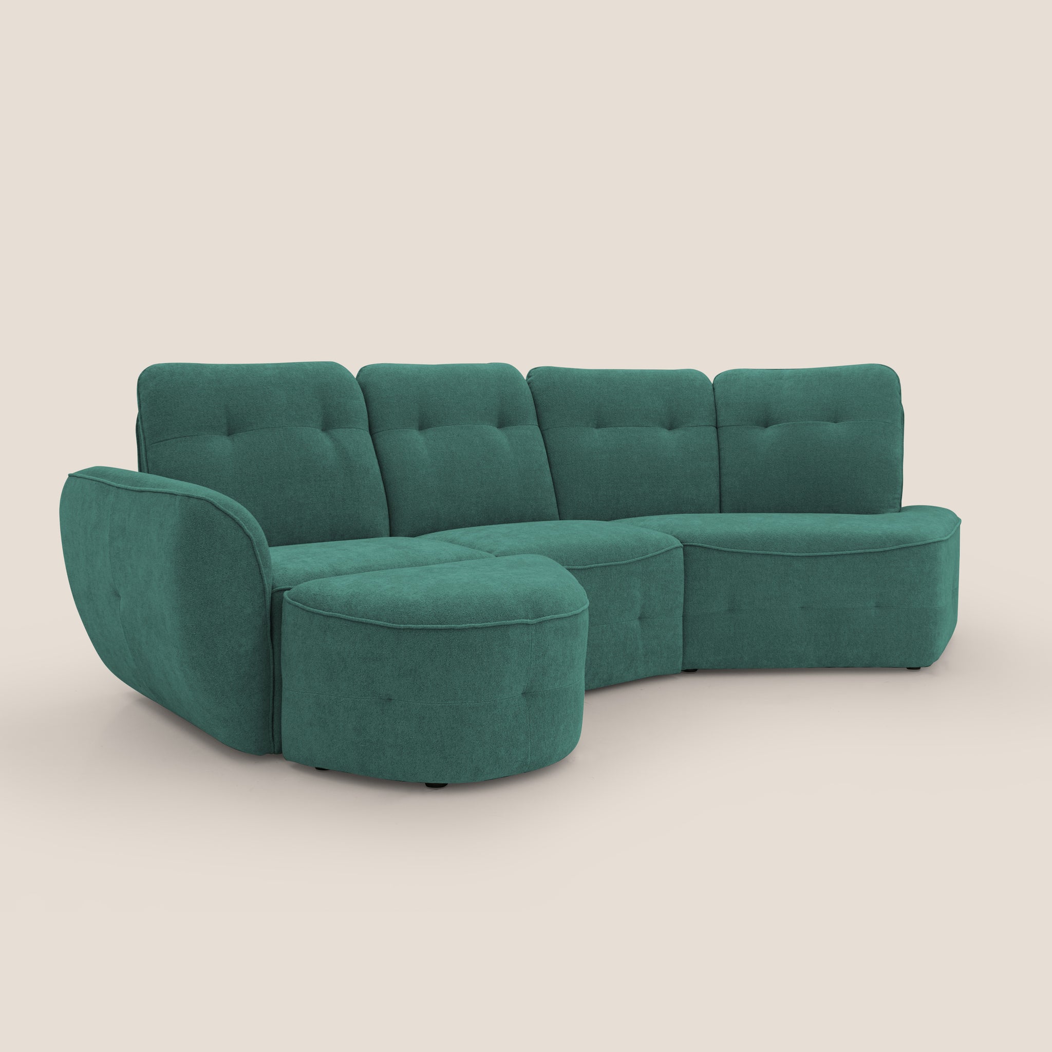 Ecco il divano angolare Cerbero di Divani.Store, che presenta una moderna tonalità di verde con il suo design curvo unico caratterizzato da tre sezioni arrotondate. Ogni sezione è adornata da uno schienale alto e trapuntato e da un cuscino di seduta liscio. Il tessuto bouclé morbido e strutturato di questo divano angolare italiano spicca su uno sfondo semplice e bianco sporco.