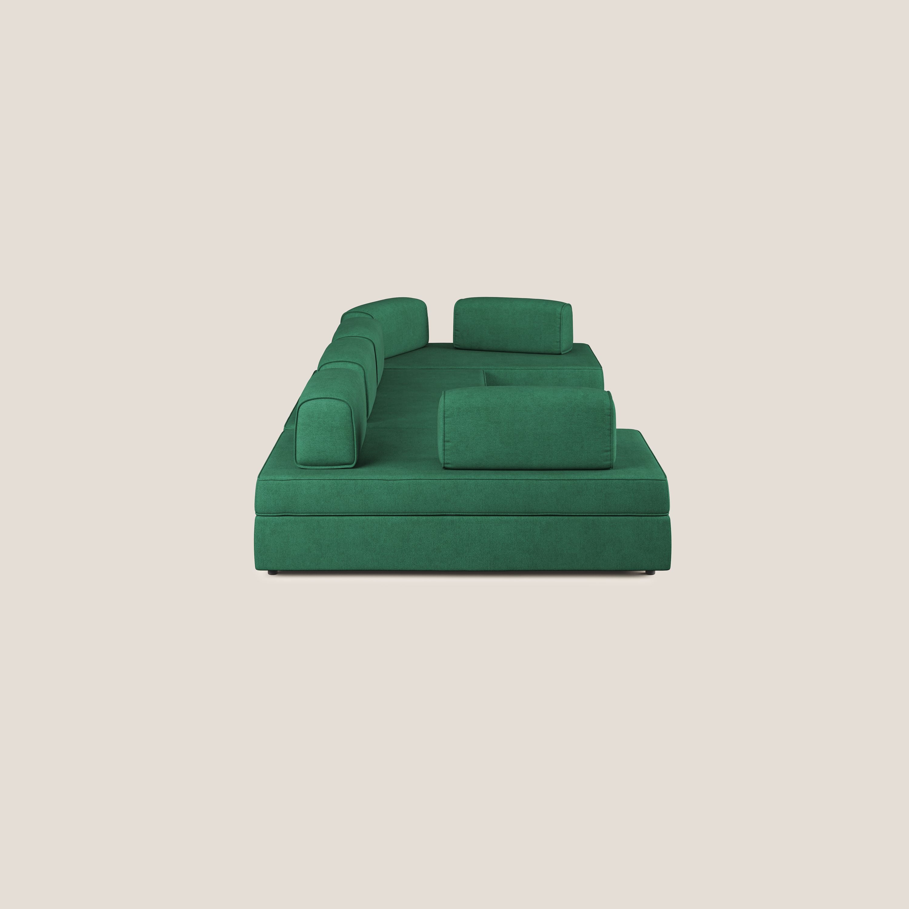 Liberty divano panoramico con pouf estraibile e schienali movibili in tessuto morbido impermeabile T02 verde - divani.store