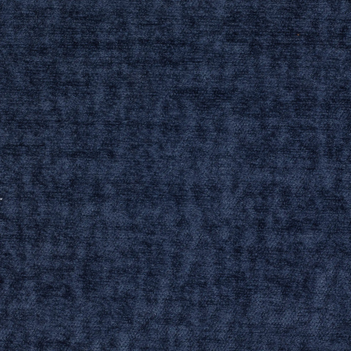 Primo piano del tessuto color blu navy scuro dall’aspetto vellutato della Personalizzazione in T39 ALIBI, che presenta una trama morbida e uniforme con una lucentezza delicata che crea giochi di ombra sulla superficie.