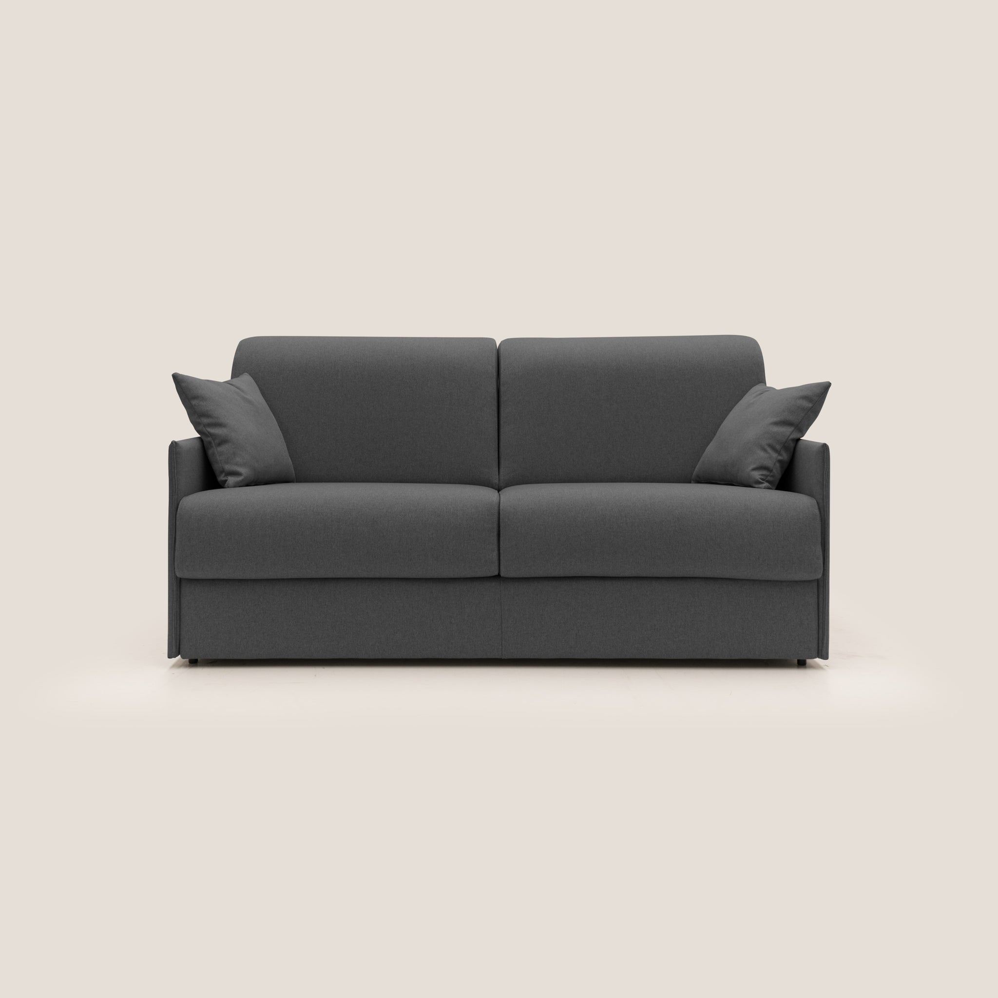 L'Evans Divano letto di Divani.Store è presentato su uno sfondo chiaro, che ne mette in mostra il design minimalista ed elegante. Questo divano moderno in tessuto impermeabile T13 antracite offre una doppia funzionalità, completo di due cuscini di seduta, cuscini di schienale e cuscini abbinati a ciascuna estremità. Realizzato in Italia, vanta linee pulite e un aspetto senza soluzione di continuità, senza gambe visibili.