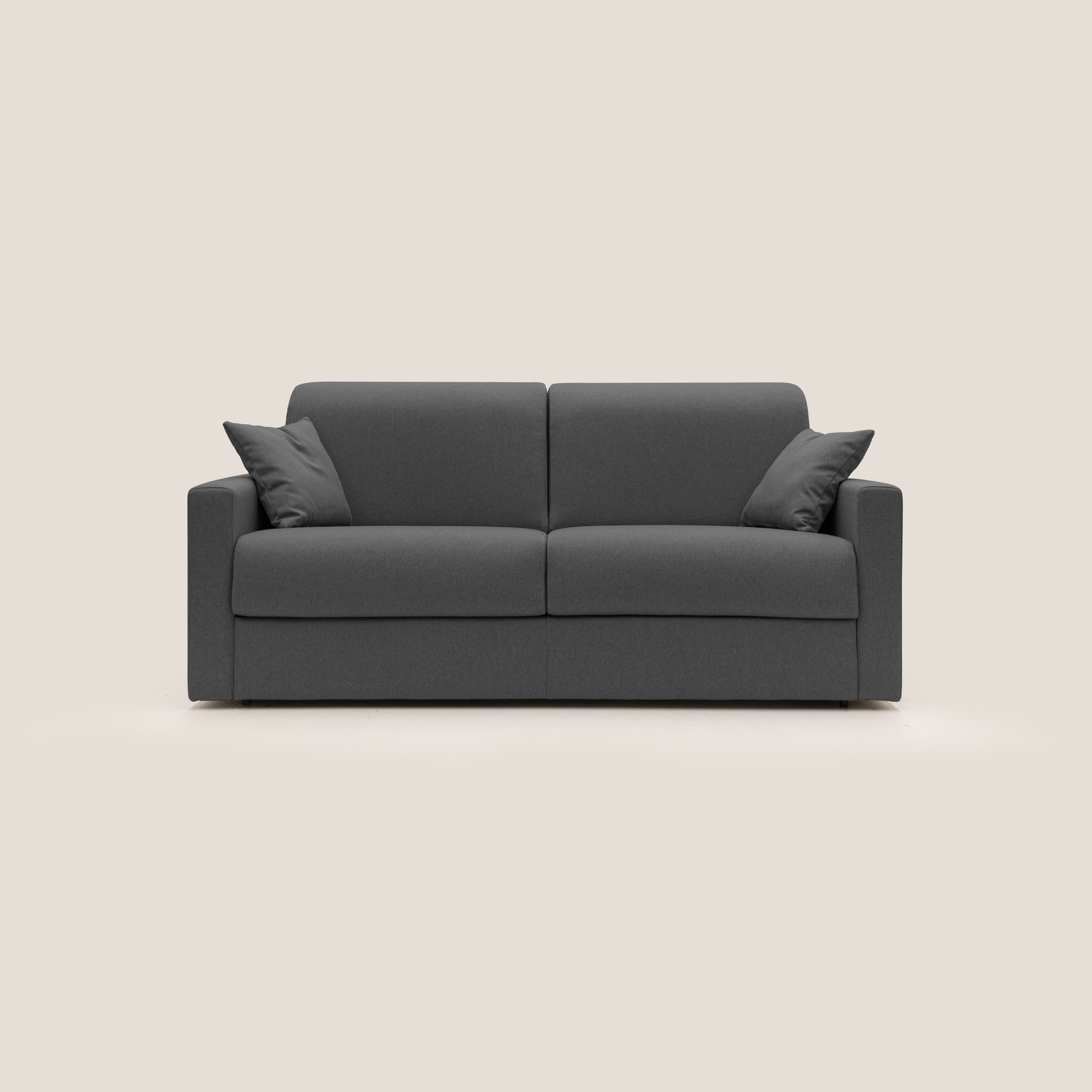 Il divano letto Chris da 186 cm di Divani.Store, in tessuto impermeabile grigio ANTRACITE, è elegantemente posizionato su uno sfondo beige chiaro. Il suo design minimalista include due cuscini di seduta e cuscini di schienale abbinati, mentre due cuscini grigi su entrambe le estremità ne esaltano l'aspetto simmetrico e versatile.