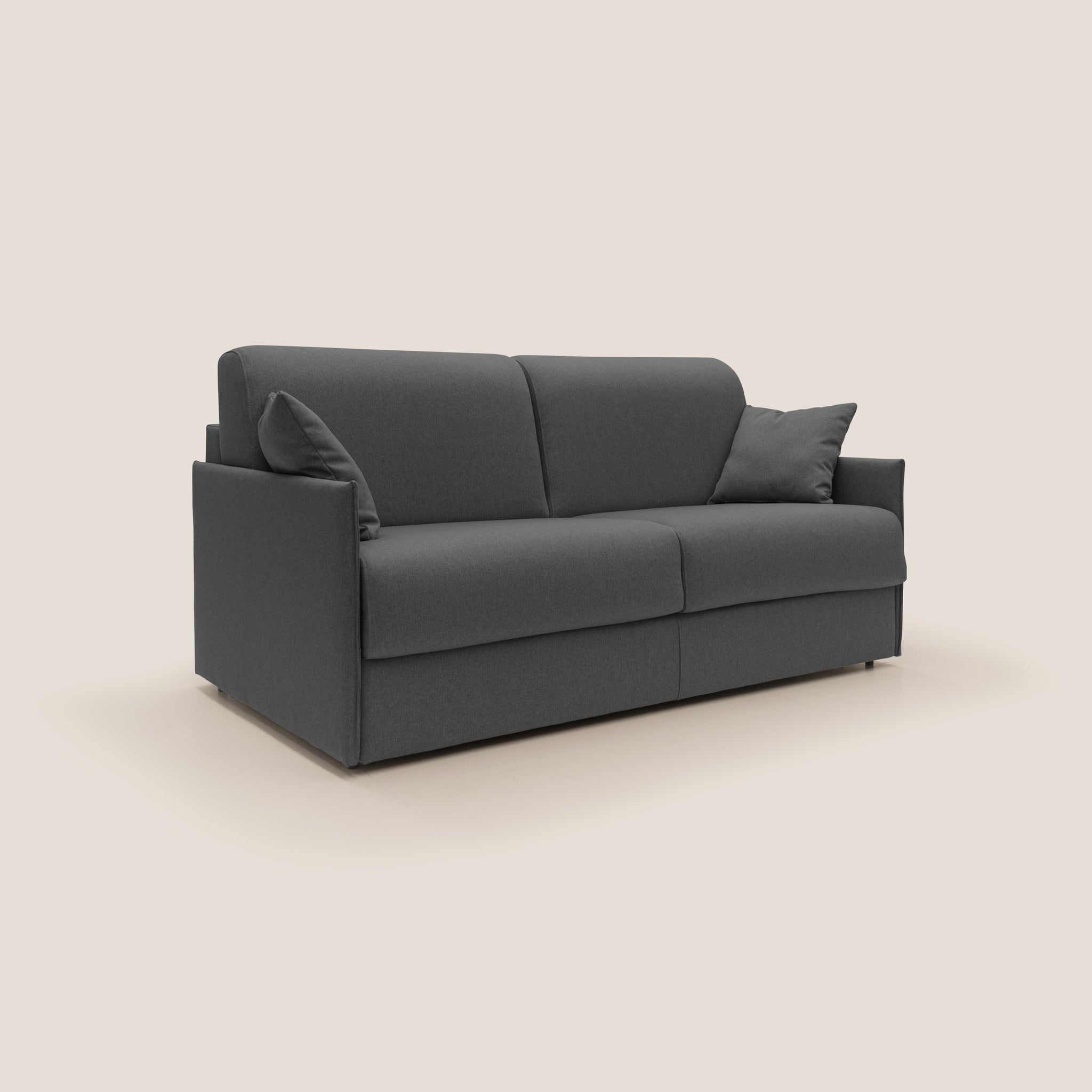 L'Evans Divano letto 189cm di Divani.Store, realizzato in Italia con tessuto idrorepellente di colore ANTRACITE, è posizionato centralmente su uno sfondo semplice bianco sporco. Questo moderno divano a due posti presenta un'estetica minimalista e contemporanea con il suo design aerodinamico, caratterizzato da linee pulite, braccioli leggermente angolati e cuscini coordinati per ogni lato.