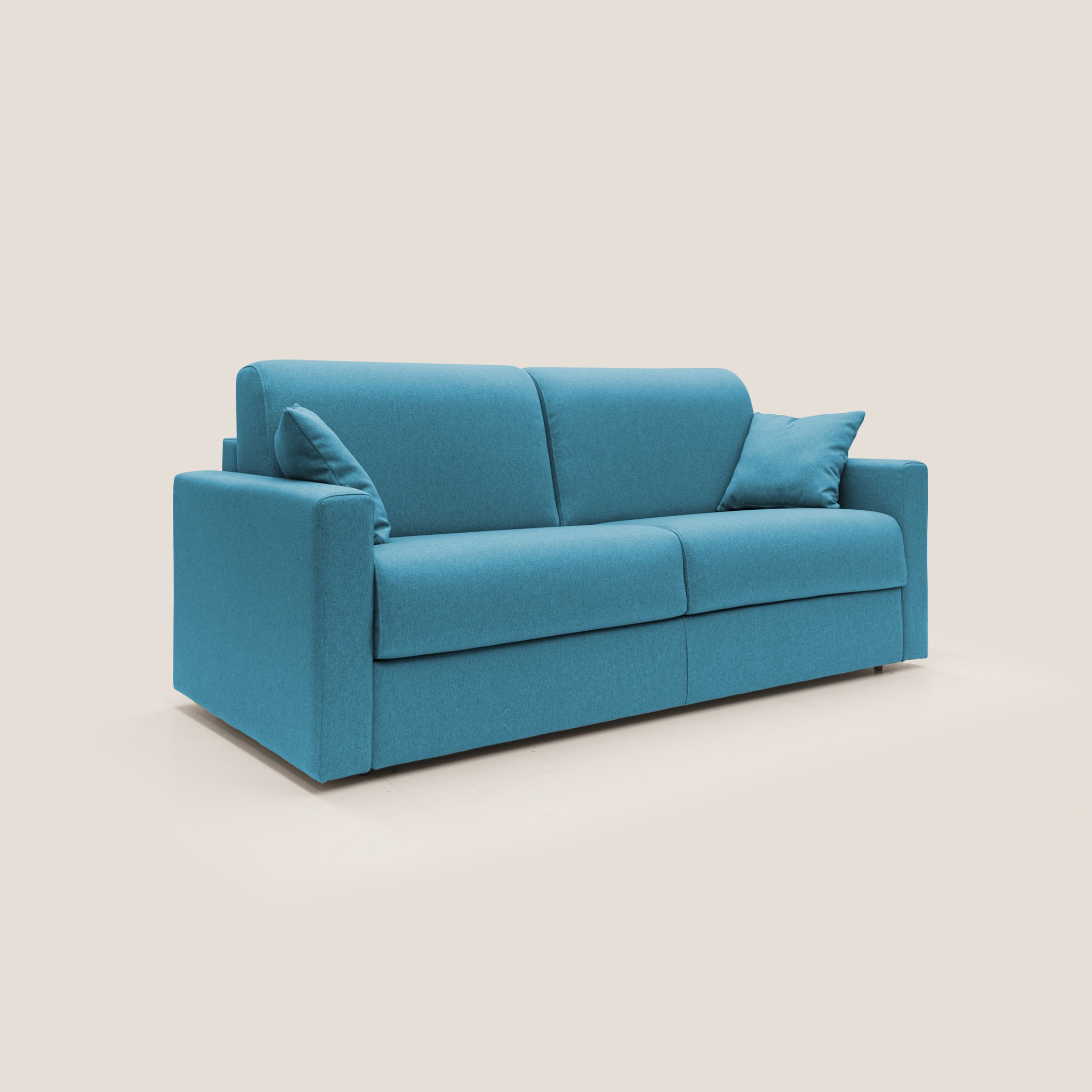 Il divano letto Chris di Divani.Store è un divano moderno in un elegante colore azzurro, caratterizzato da linee pulite con braccioli piatti ed eleganti. Include uno schienale morbido e una seduta imbottita per il massimo comfort, insieme a due cuscini coordinati azzurro. Il divano è dotato di rete a doghe ortopediche per un supporto migliorato ed è disponibile in un tessuto impermeabile che ricorda il cotone. Il prodotto è posizionato su uno sfondo bianco semplice.