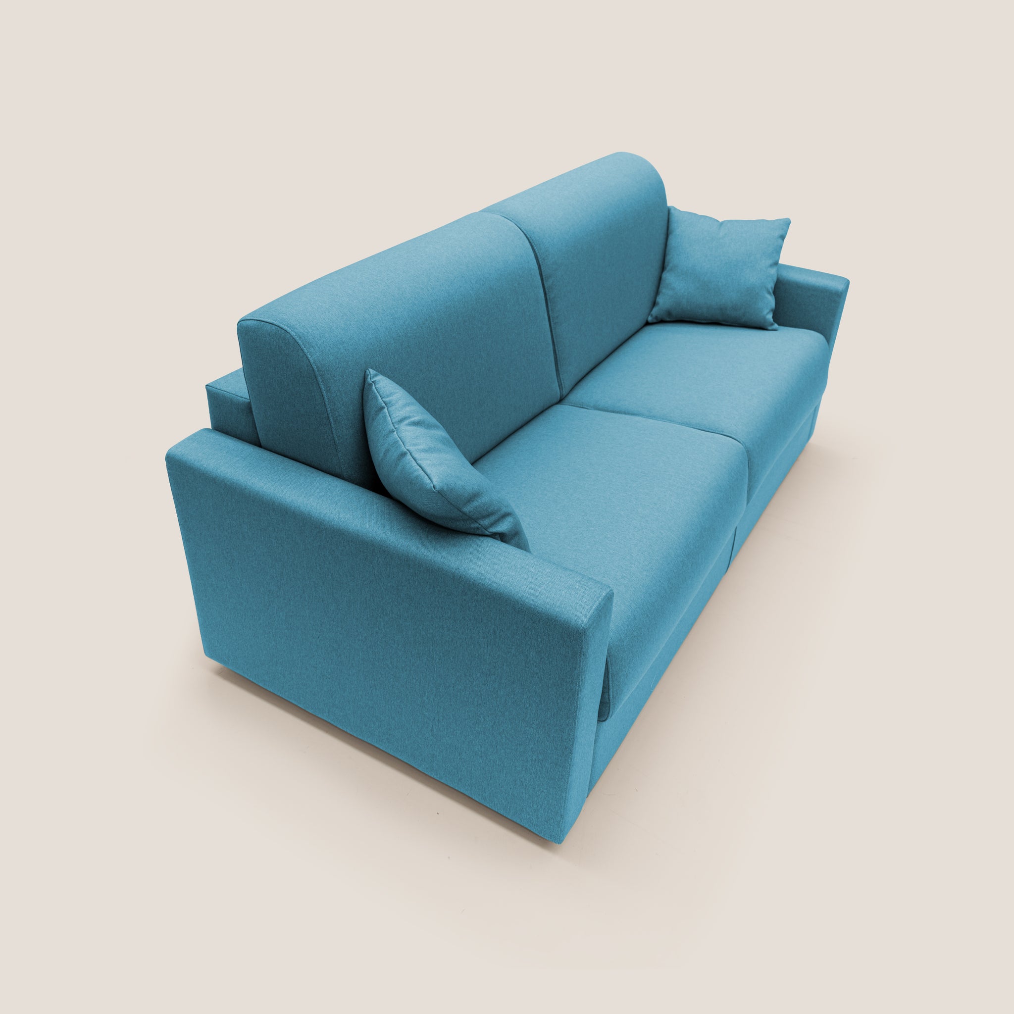 Ecco il divano letto Chris di Divani.Store, un divano letto elegante e contemporaneo da 186 cm. È dotato di due cuscini color verde acqua e presenta un design pulito rivestito in tessuto impermeabile T13 Azzurro che ricorda il turchese brillante. Dotato di ampi braccioli e schienale alto, questo pezzo poggia su uno sfondo beige per accentuare il suo colore vibrante e lo stile moderno, offrendo al contempo un comfort integrato con le sue doghe ortopediche e il materasso spesso 16 cm.