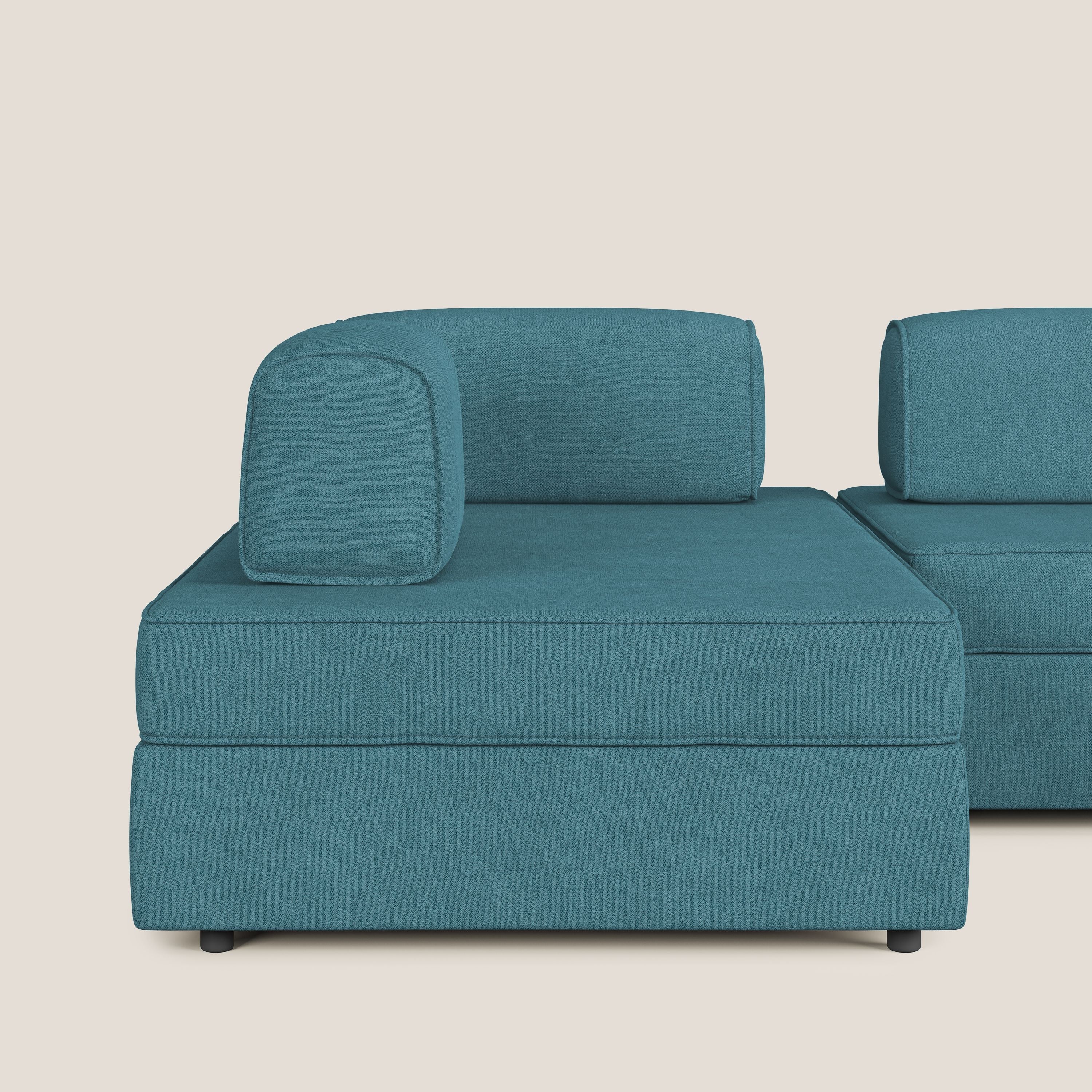 Liberty divano panoramico con pouf estraibile e schienali movibili in tessuto morbido impermeabile T02 azzurro - divani.store