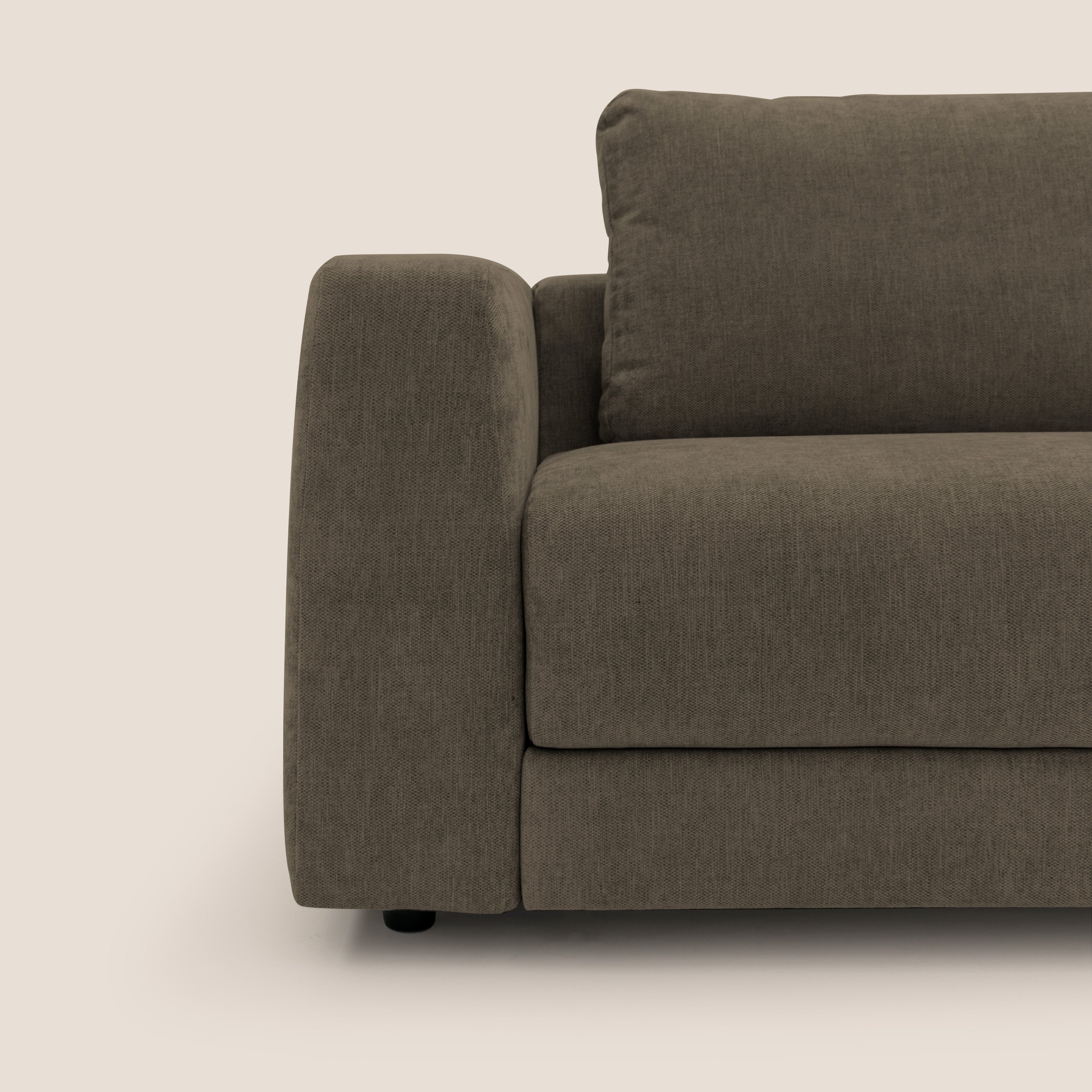 Freia Divano letto minimal materasso h15 cm con morbidi schienali in tessuto impermeabile T14 marrone - divani.store