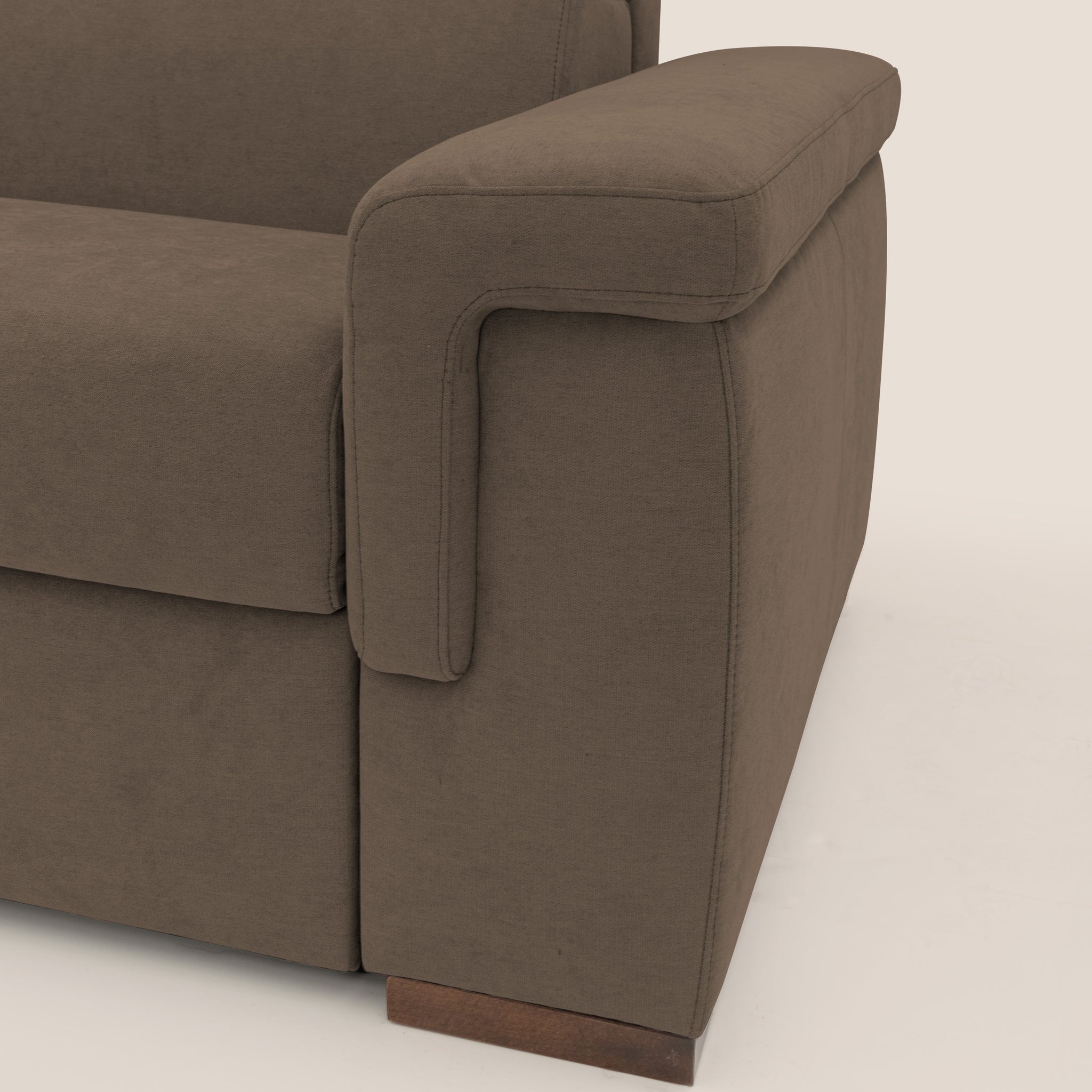 Giunone divano letto con materasso alto 18 cm e poggiatesta reclinabili in tessuto impermeabile T02