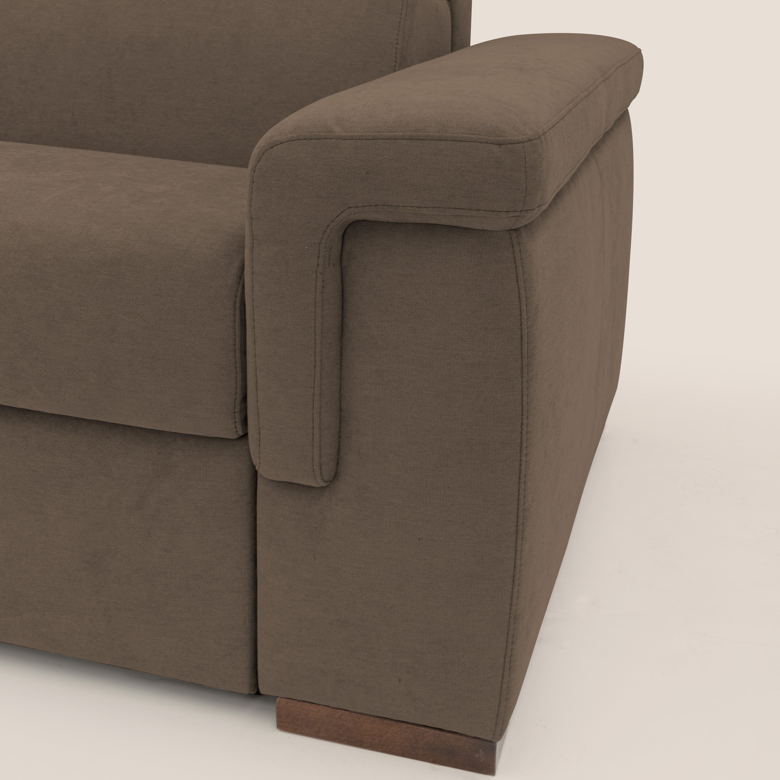 Giunone divano letto con materasso alto 18 cm e poggiatesta reclinabili in tessuto impermeabile T02 marrone - divani.store