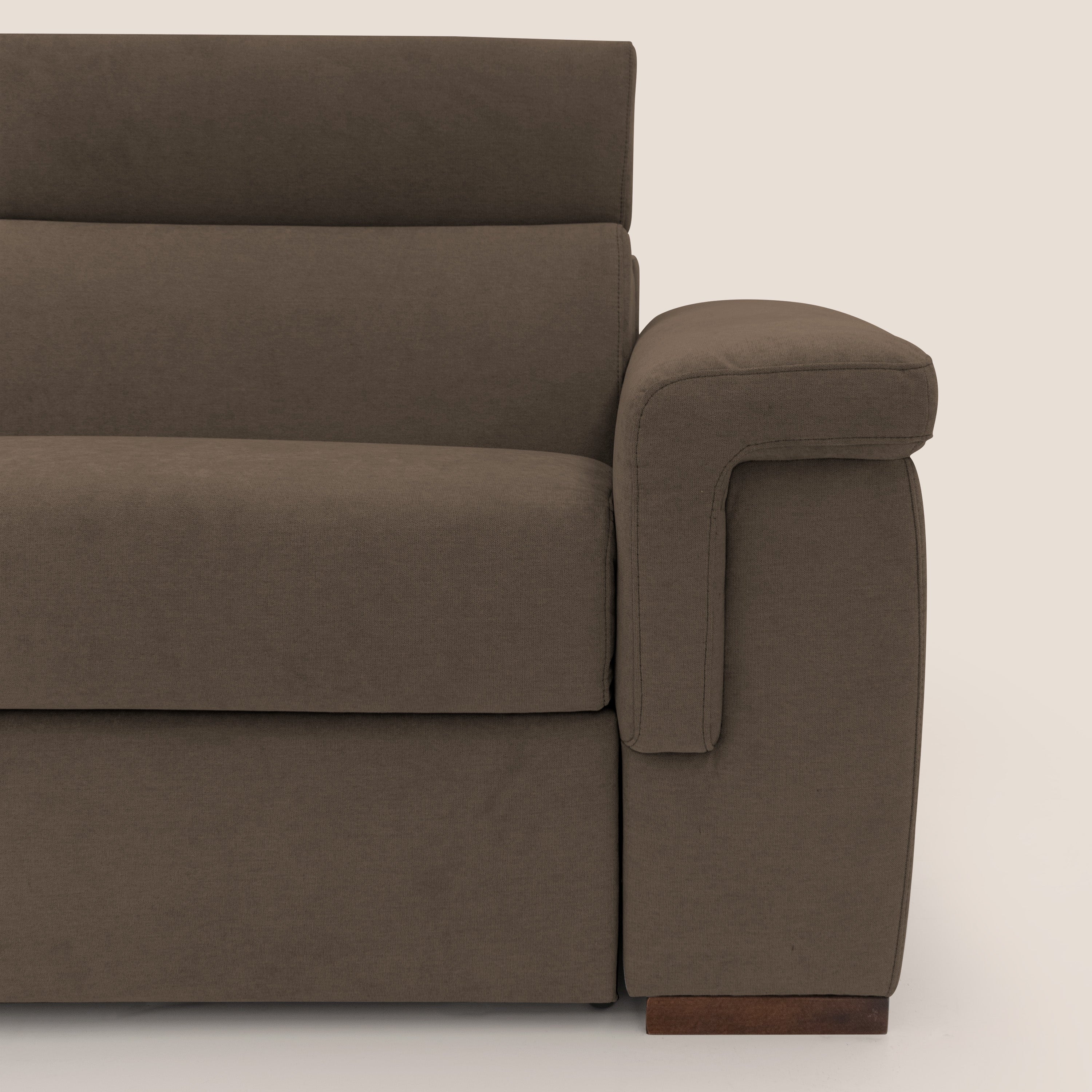 Giunone divano letto con materasso alto 18 cm e poggiatesta reclinabili in tessuto impermeabile T02 marrone - divani.store